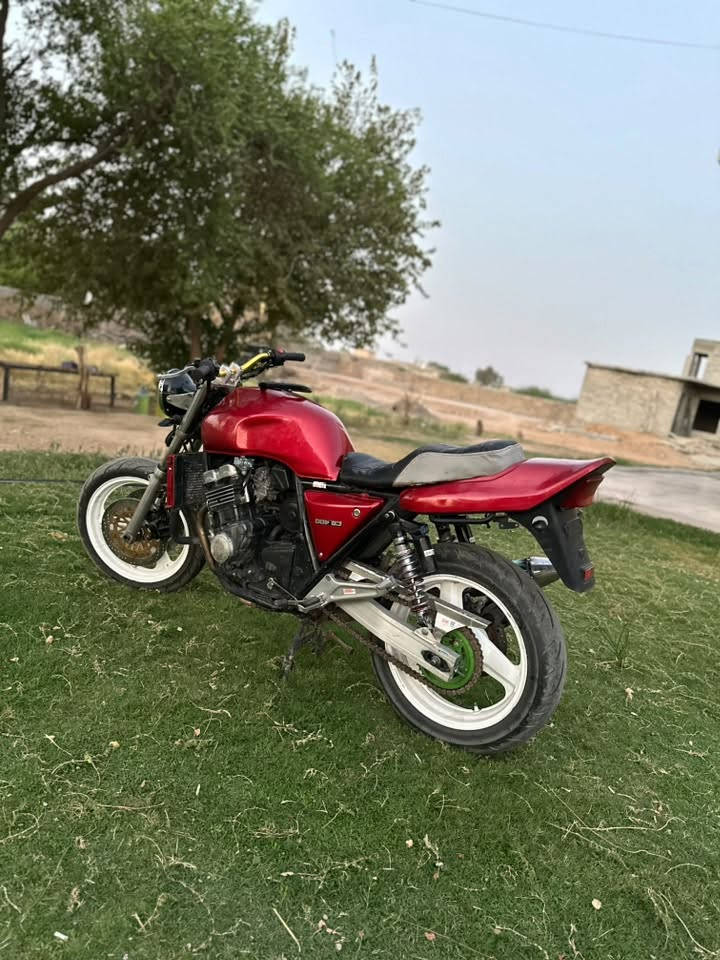 السلام عليكم 
CB400  للبيع او مراوس مع فرق 
بطحه نضيفه حيل 
كير محرك كله شرط 
شلعه ومعدل فول 
تايرات جدد 
ضفيره شرط 
كهربائيات شغاله
دبلات جدد
اوراق موجوده اصوليات شرط
الشراي يتصل ***********

