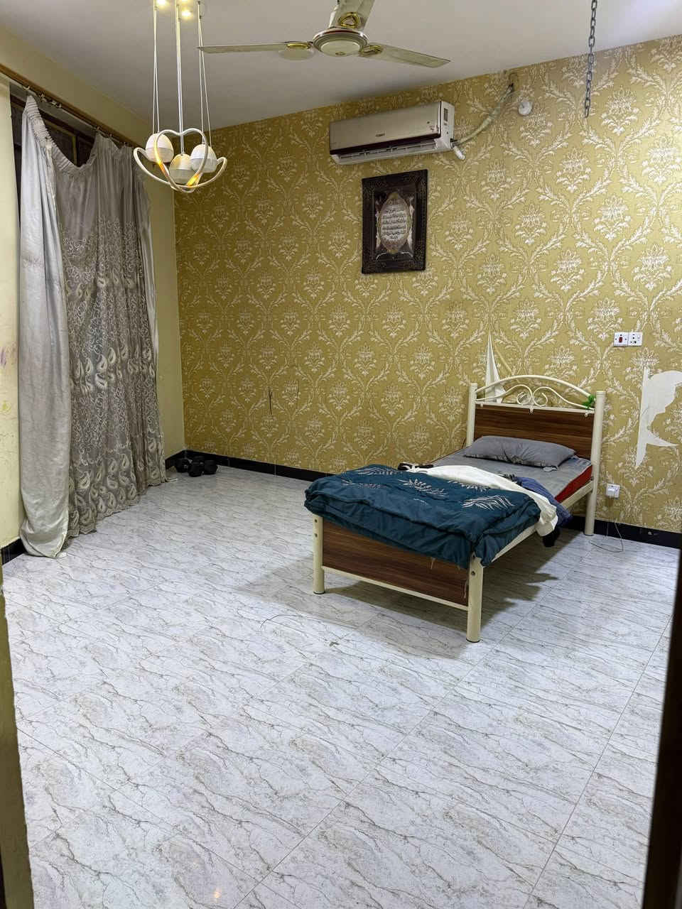 بيت للبيع المساحة 100m² ( 10 *10 )
📍المنطقه العابر مقاطعه 73 مجاور ياسين خريبط 
📍خلف محطه وقود الخليج  قريب على شارع محمد القاسم  
✔️  الطابق الارضي يحتوي على غرفه واستقبال وصاله ومطبخ وصحيات ( حمام وتواليت معزولات ) ومنور وحمام خارجي 
✔️  الطابق الاول يحتوي على 3 غرف كبيره وحمام عدد 2 وهول موزع كما بالصوره 
✔️  الطابق الثاني من سندويج يتكون من غرفه عدد 2 وصحيات ومطبخ وهول

🔴 يعني البيت 3 طوابق 
 
للتواصل مع الرقم 
***********
