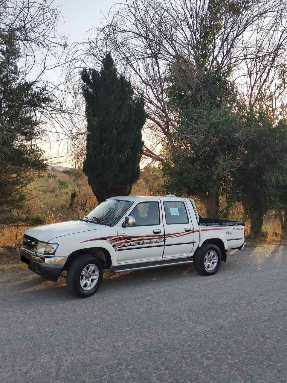 دێر مۆدیل 2010
مەکینە بەخ بیلاد
ناو سـوور
چوار جام کارەبایی
ئاوێنە کارەبایی 
هـــەزەی تازەیە
سەیارەکە دوو پارچەی بۆیاخە 
گـێـڕ و مـەکـیـنە و ئـەکـسـلـی بەشەرت
کارەبایی بەشەرت
تەقە و ڕەقەی بەشەرت
تەحویل و غەرامە و بەناو کردن بەشەرت
ژ.م ***********
ژ.م ***********
شـوێـن چـەمـچـەمـاڵ
ئەدمین گیان
