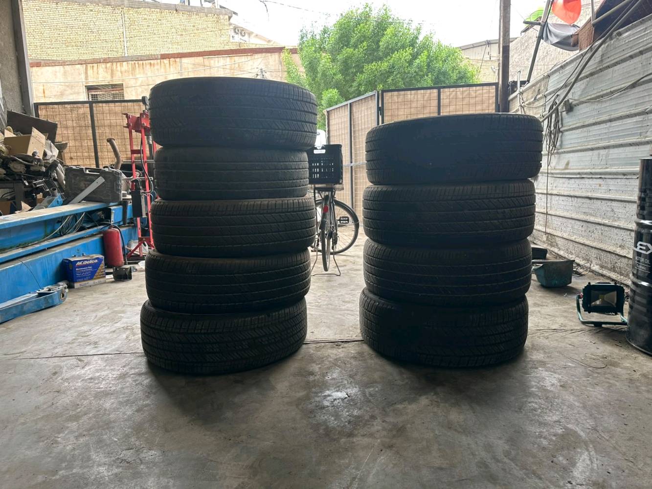 *🛞 للبيع: 9 تايرات برجستون ALENZA مال تاهو 🛞*

*الوصف:*
تايرات أصلية وكالة (TPC SPEC 3156MS)، نفس اللي تجي شد شركة على التاهو واليوكن والاسكاليد. استخدام اسبوعين فقط، الدعسة بعدها بلادية والربر طري.

*المواصفات:*
- البراند: BRIDGESTONE ALENZA
- القياس: 275/50R22 111H M+S
- تاريخ الإنتاج: 05/2024 (DOT 1924)
- العدد: 9 تايرات

*وين تكدر تستخدمهم؟*
- شد مباشر للتاهو / يوكن / اسكاليد 2021 وفوك بدون تعديل
- ممتاز للاستخدام اليومي داخل بغداد: مريح وصوته ناصي
- ممتاز للسفر والخطوط: يتحمل حرارة ووزن وسرعة لحد 210 كم
- يشتغل صيف وشتاء (M+S)

*السعر: 300$ للـ 9 كاملات*
*المكان: بغداد*
*التواصل:***********
الكمية محدودة والصور حقيقية.