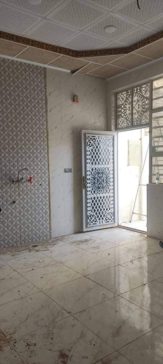بيت للايجار حي نداء مجمع بيتي ثنين 200متر
يحتوي على غرفتين نوم 

وصاله واستقبال 

حمام خارجي وحمام داخلي 

مجهز من ماء وكهرباء وصرف صحي 

بيت نضيف  

مجهز بالكامل 

سعر ايجار بيت 350 الف 

للتواصل مع صاحب بيت ***********
