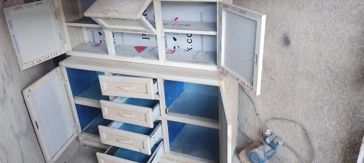 سلام عليكم كاونتر الامنيوم يحتوي على كاونتر مع ملحق 3 ابواب طول مترتين بدون سنك مكاني بغداد غزاليه سعر خاص للمراسله خاص او عبره واتساب ***********
