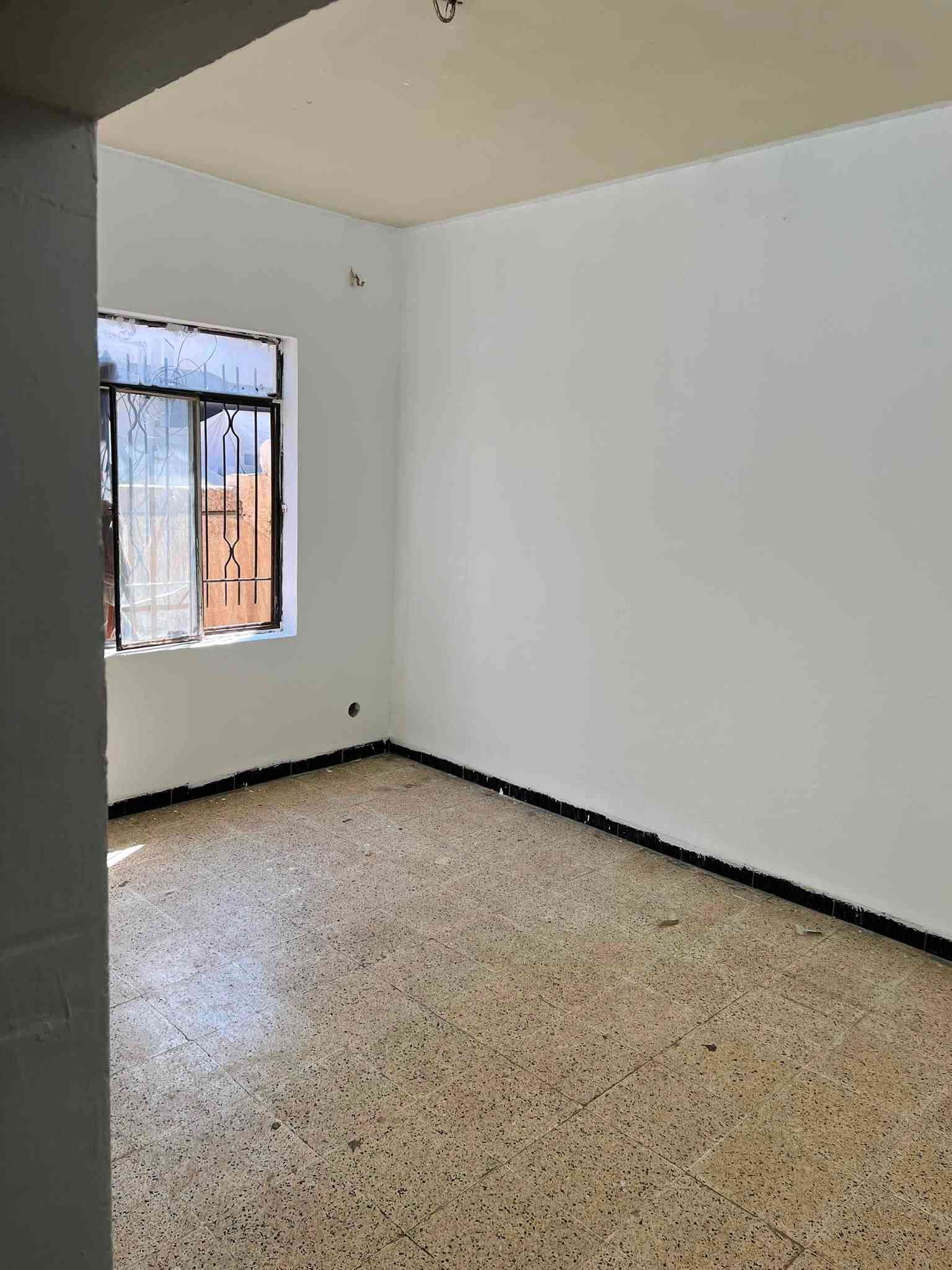 السلام عليكم 🫡 بيت 🏠 للايجار حي الاخاء 100 متر مربع طابقين الأرض غرفتين هول هول صحيات الثاني غرفتين هول السعر 375 بي مجال البيت للايجار بس اش يحتاج مصرف على ابو البيت صبغ جديد كهربائي جديد التواصل مع مكتب صفوان السنجاري في شقق الخظراء او على الارقام التالى *********** اسيا ***********
