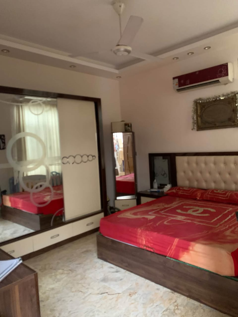 المســــاحة 100م  طابقين
📍 العنــــوان  الكوفة منطقة الجماعة قرب شارع عبد العال
يبعد عن مسجد الكوفة خمس دقائق
          بناء حديث. 25 الدار طابو زراعي
يحتوي الدار على ثلاثة غرف نوم +ثلاث دورات مياه
وأستقبال+ هول+ كلدور+ مطبخ
أساس و السقف صب مركزي
• بناء طابوق نهروان درجة اولى
• الأرضية مرمر من نوع الفاخر
• سعر الدار 88 معه المجال رقم الهاتف ***********
