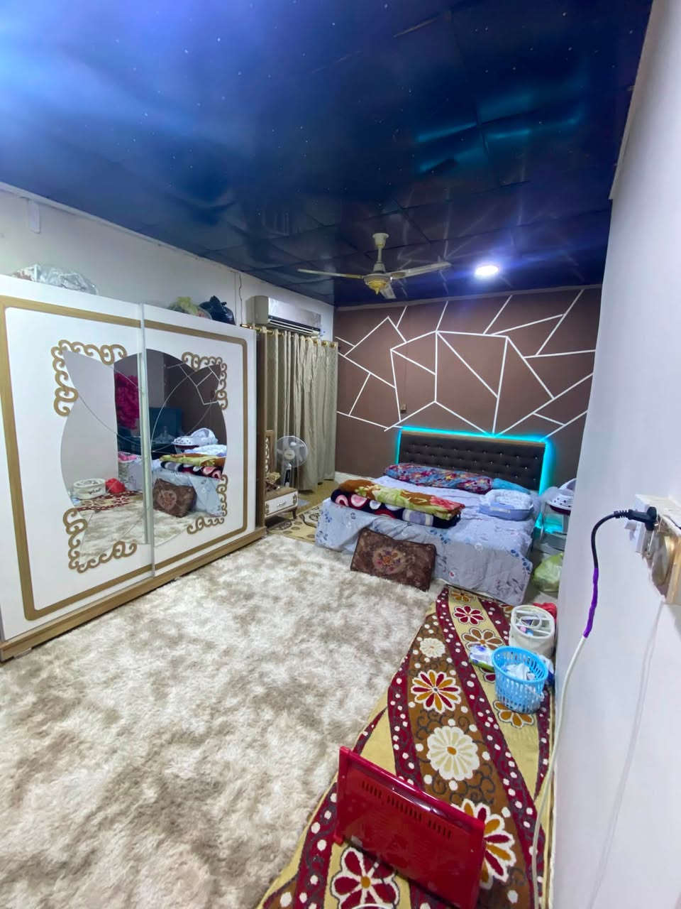 السلام عليكم
بيت 80 متر 

يتكون من 

استقبال

غرفة نوم كبيره طابق ثاني 

صاله

مطبخ

حمام داخلي + خارجي + مكشوفه

البيت يرادله ترتيب بسيط كلش

جاهز للسكن 

كهرباء وماي ومجاري 

بوستر صاعد ونازل 

خط مولد 

السعر 30 
الموقع شارع السوق قريب الصيدليه 

***********
