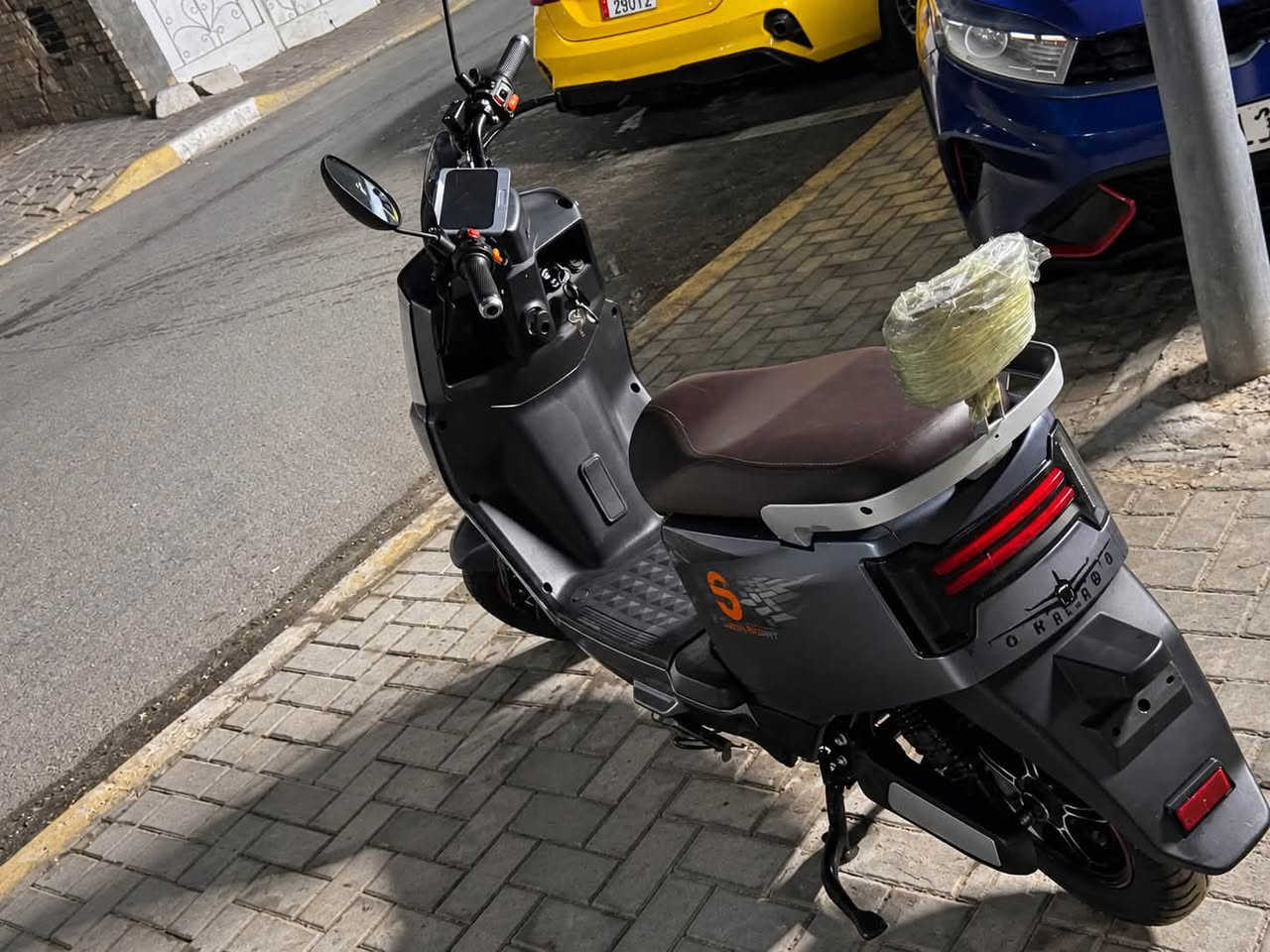 � للبيع دراجة كهربائية الجوهره
العنوان: بغداد العبيدي 📍

السعر خاص :***********

6 بطاريات 🔋 

دراجة كهربائية نظيفة ومرتبة، استخدام خفيف وحالتها واضحة بالصور.

🔹 اللون: رصاصي غامق / أسود
🔹 محرك كهربائي
🔹 شاشة رقمية ملونة
🔹 إنارة LED أمامية وخلفية
🔹 إشارات يمين ويسار
🔹 مرايات جانبية
🔹 فرامل ديسك أمامية
🔹 كرسي مريح بني
🔹 مسند خلفي للراكب
🔹 أرضية واسعة ومضادة للانزلاق
🔹 ستاند جانبي وستاند وسطي
🔹 الإطارات بحالة جيد
