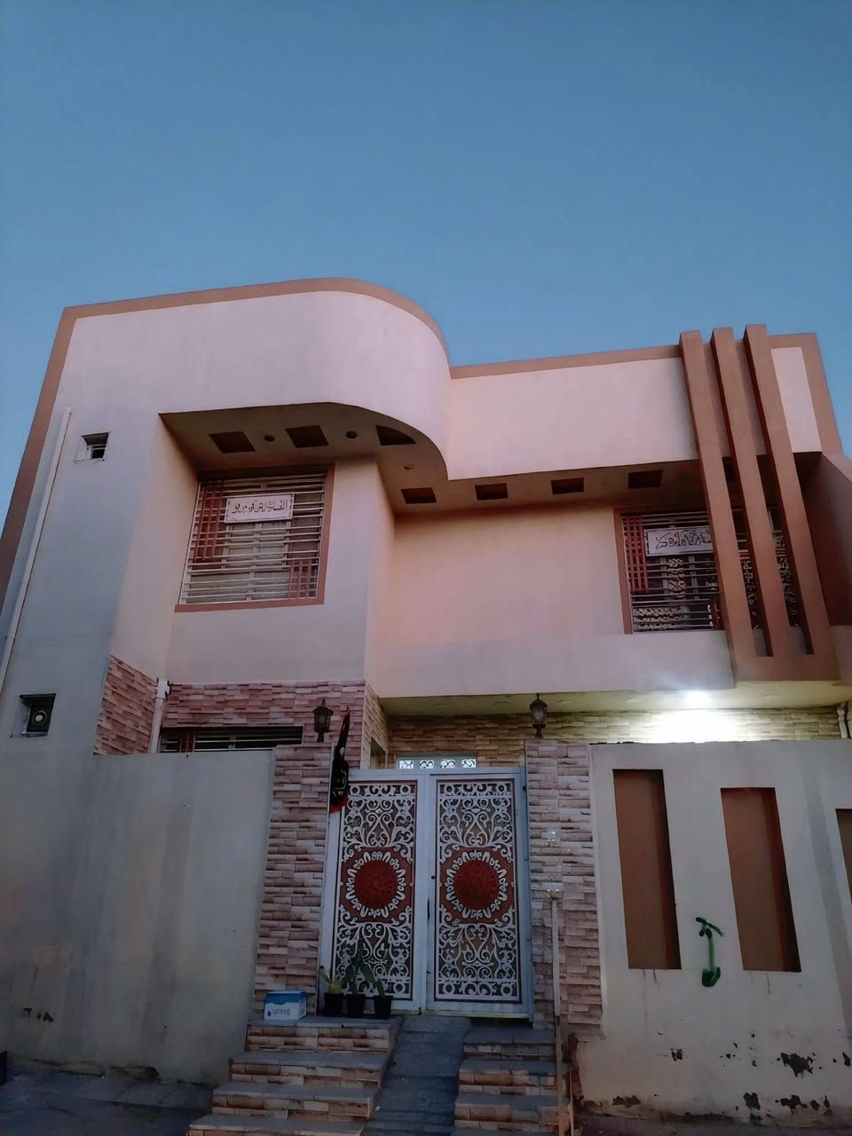✨ دار سكني للبيع - بناء حديث ✨
​📌 المكان: (شارع المدينة - الجديدة الثالثة)
📐 المساحة: ( 160 متر)
📄 الملكية: (طابو صرف)

​🔹 المواصفات:

غرف نوم واسعة ، استقبال كبير، مطبخ مجهز ، بناء مميز جاهز للسكن الفوري. جميع الخدمات متوفرة بالكامل في المنطقة.
​📞 للتواصل و الاستفسار: ***********
💬 أو عبر الواتساب ***********
