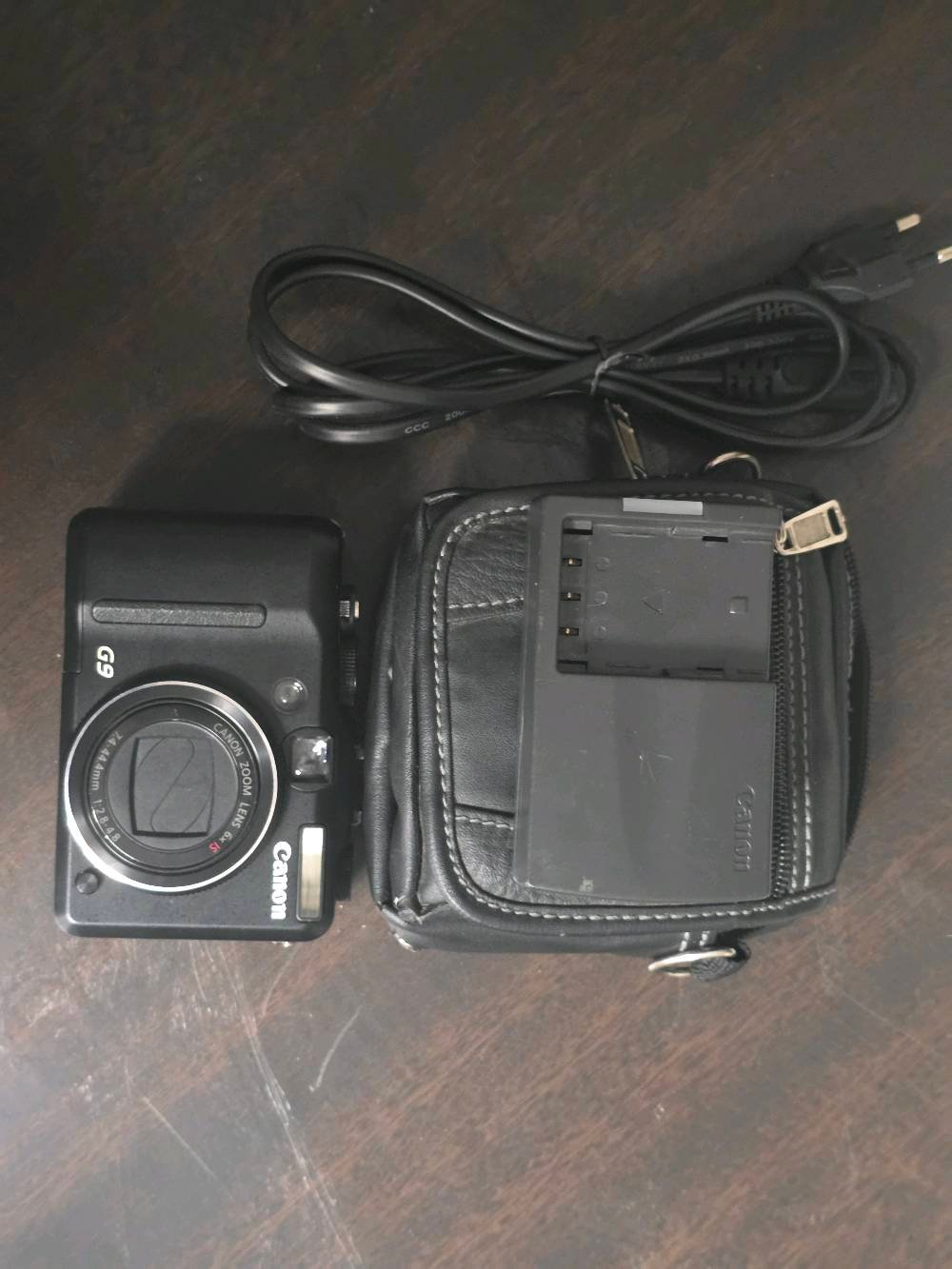 Canon PowerShot G9

- دقة: 12.1 ميغابكسل (CCD)
- عدسة Canon أصلية بفتحة عدسة f/2.8–4.8
- زوم بصري 6x (35–210mm)
- تصوير بصيغة RAW و JPEG
- أوضاع تصوير يدوية كاملة: M / Av / Tv / P
- شاشة LCD قياس 3 إنش
- معين منظر بصري (Optical Viewfinder)
- مثبت صورة بصري (Image Stabilization)
- فلتر ND داخلي مدمج لتقليل شدة الإضاءة والتصوير بفتحة عدسة واسعة أو بسرعة غالق أبطأ في النهار.
- فلاش مدمج مع منفذ Hot Shoe للفلاش الخارجي
- تصوير فيديو
- تدعم بطاقات SD / SDHC
- بطارية قابلة للشحن
السعر 280 الف للعلم اسعارها على ebay اغلى بهواي بعد 
متوفر توصيل ايضا