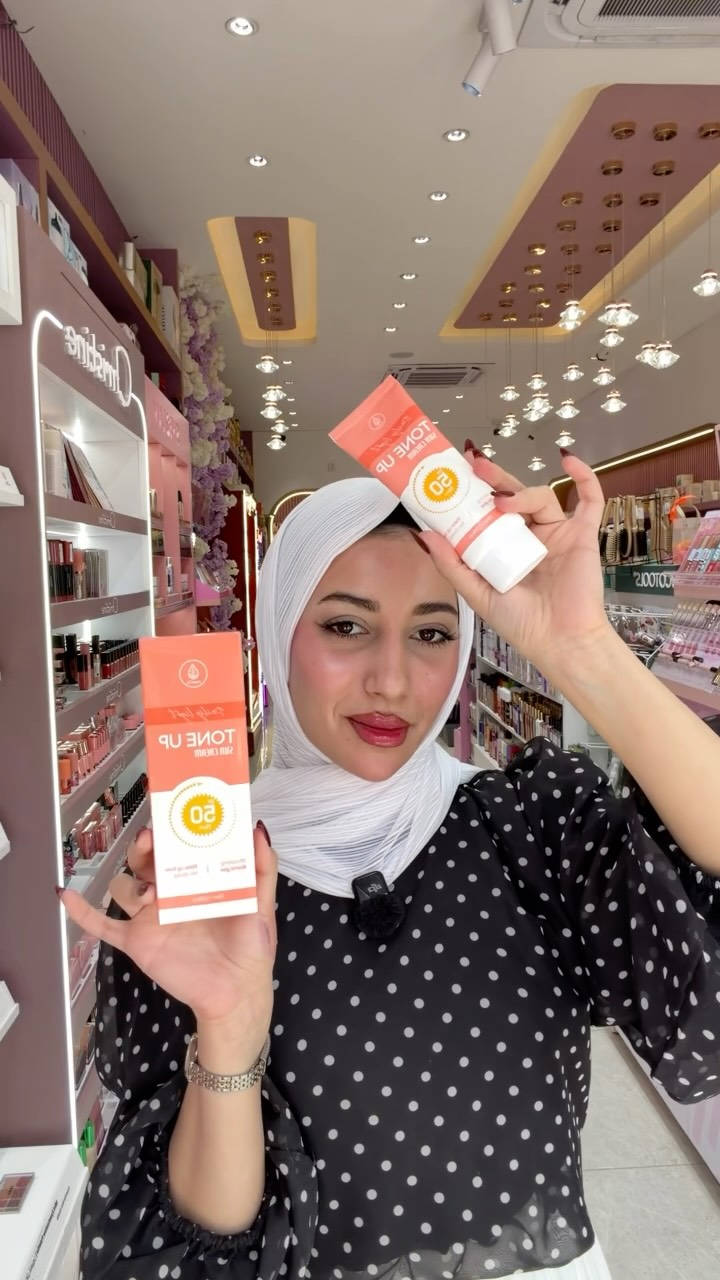 افضل واقي مع عامل التبيض من medb
كامل بدون مشاكل
TONE UP SUNBLOCK
واقي شمس كوري من (تون اب )
واقي شمس ومبيض للبشرة #٢
غني بمستخلصات نباتية تغذي البشرة
حماية عالية جداً من اشعة الشمس مع عامل ترطيب عالي
لحتوائه على الهيالورونيك اسد و الجلسرين **
من اهم العناصر فيه :
نياسيناميد ،
• يعزز مناعة البشرة.
- يحافظ على رطوبة البشرة.
- يوحد لون البشرة.
- يحمي بشرتك من أضرار الأشعة فوق البنفسجية .
- يحارب خطوط بشرتك الدقيقة والتجاعيد
عرق سوس
مضاد للاكسده
يوحد لون البشرة و يفتحها ويمنع
ويحارب التجاعيدالناتجة على التعرض لاشعة الشمس الضاره
اوراق شجرة الشاي
مضاد للبكتيريا
بساعد في علاج حب الشباب
يناسب جميع انواع البشرة حتى الحساسة -
يستخدم قبل الخروج ل اشعه الشمس بنصف ساعه
حمايه مضمونه ٢٢
سريع وسهل الدمج +

#skin #makeup #اكسبلور #explorar
