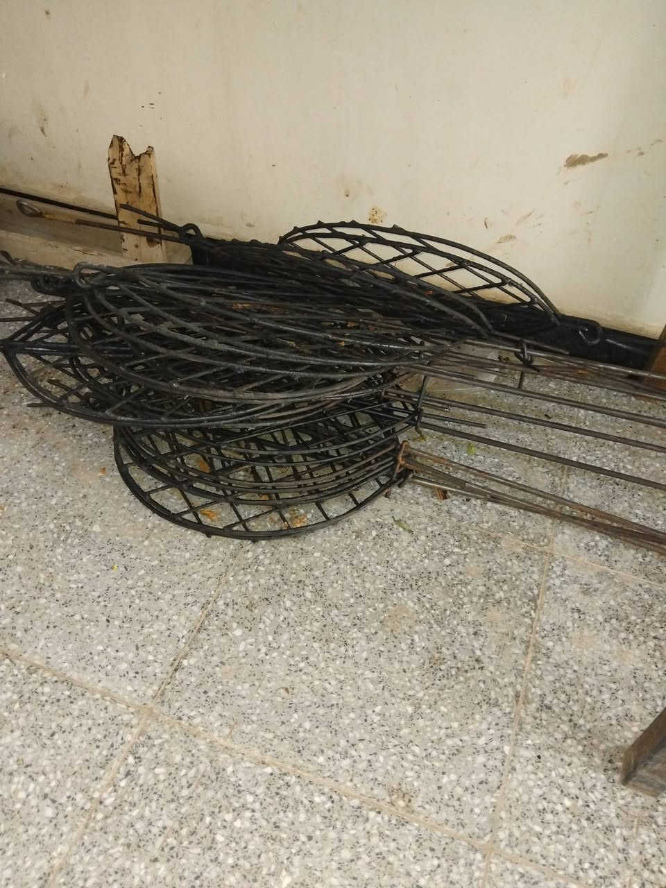 غراض مخضر وسمك للبيع شواية وحوضين وسكافات عدد ٢٠ وميز مخضر طول ٧متر عرض٧٠سم والثاني ٢مترالاتصال ***********

