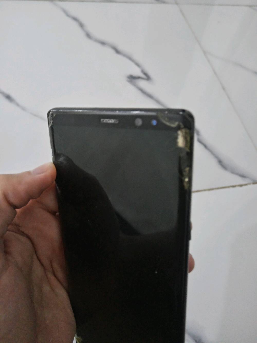 سلام عليكم Samsung Note 8 الجهاز شغال من كلشي مخابرة واتصال وسماعات وانترنيت ذاكرة 128 الجهاز يخبل بس نقصها شاشة فقط ابيع فحم