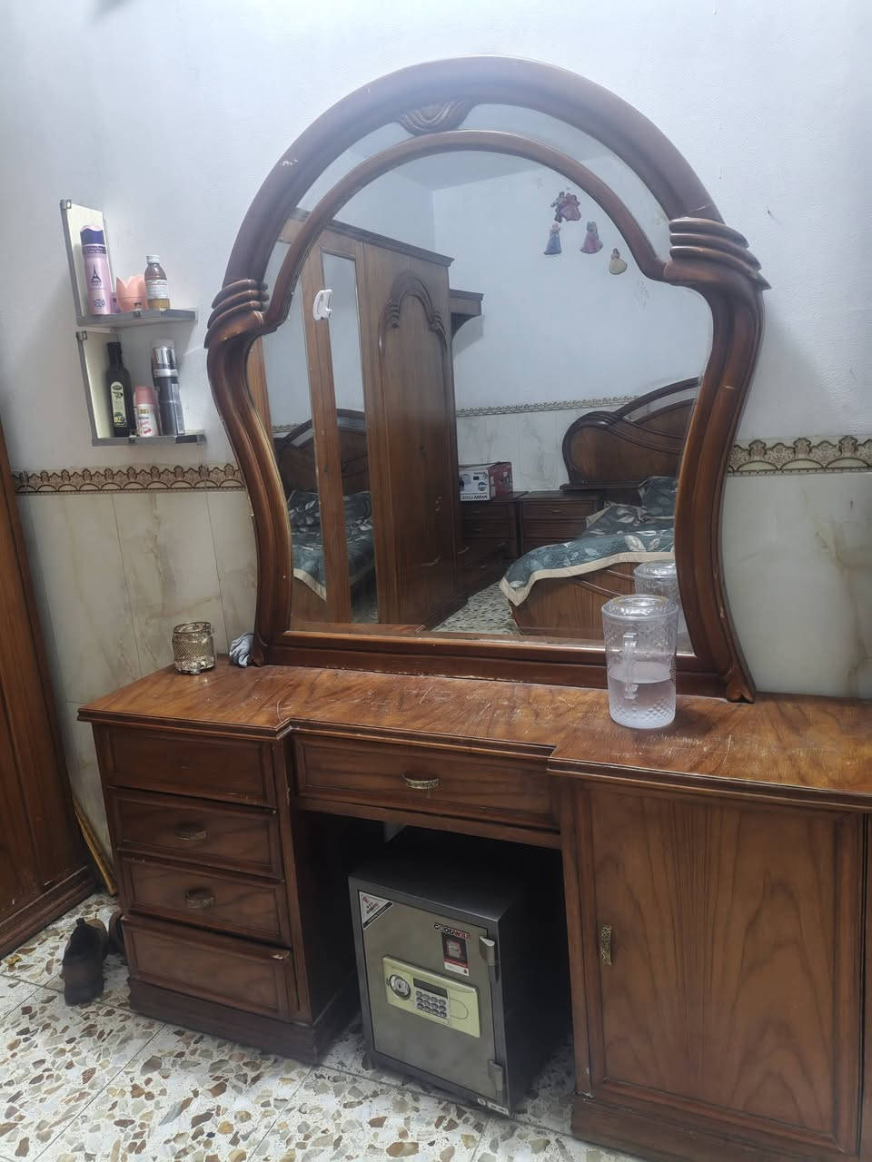 غرفه 8 قطع خت الجديد نضافه 95 صاج بطن و خارج السعر 800 وبيه مجال مكان مدينه الصدر ***********
