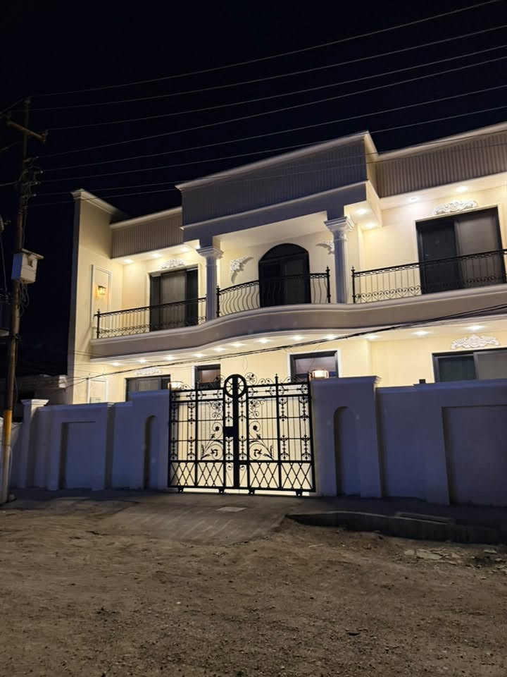 للبيع دار سكن – المحمودية (الأولى)

📍 الموقع: بغداد – المحمودية /  حي البتول شارع القاضي.

📐 المساحة: 150 م² (12 × 12.5 م).

المواصفات:

* تصميم هندسي عصري ومميز.
* طابقان.
* أبواب داخلية وخارجية من نوعية ممتازة.
* أرضيات بورسلين فاخرة.
* تشطيبات عالية الجودة.
* توزيع عملي ومريح للغرف.

(يباع مع الكاونتر فقط )

📞 للاستفسار والمعاينة: (رقم الهاتف***********)
