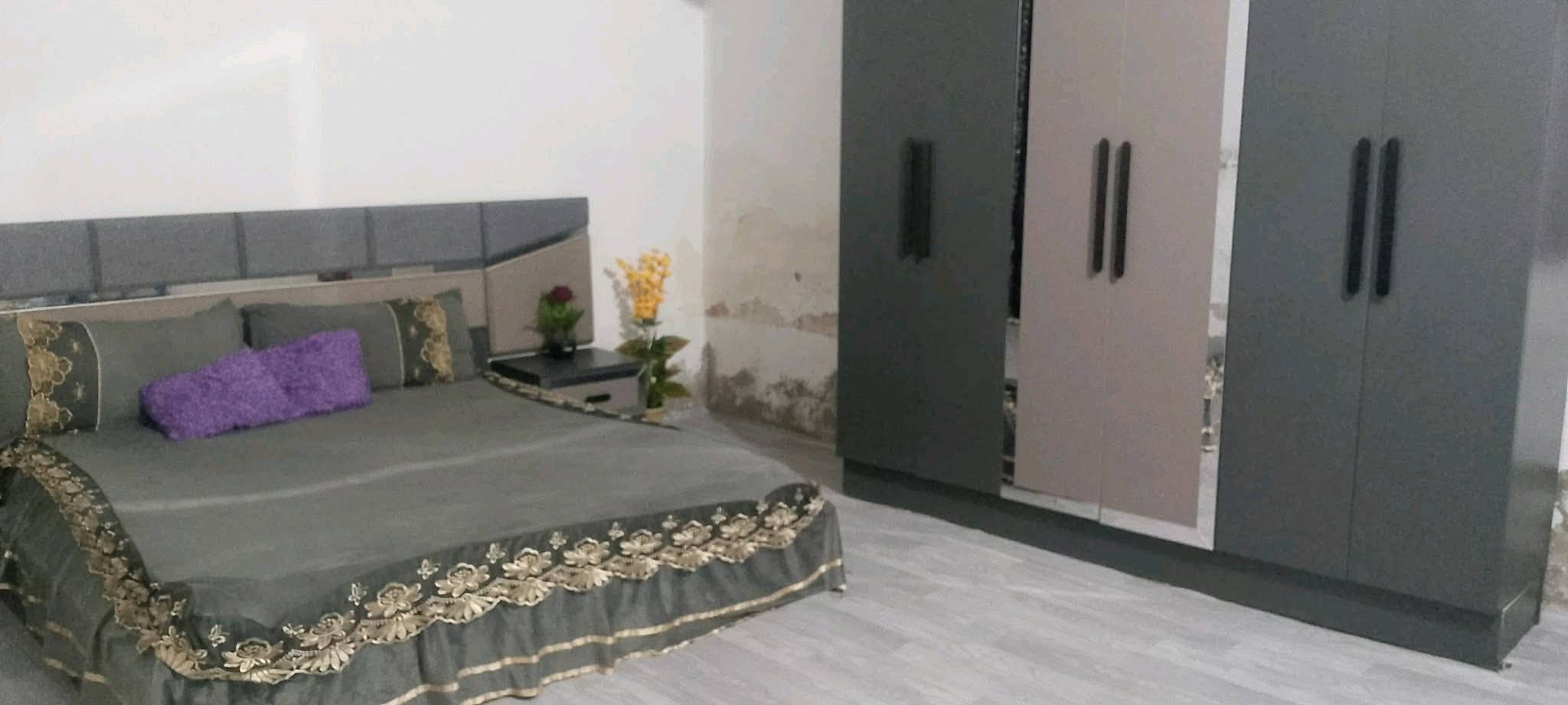 بيت ١٠٠ متر بي غرفه وصاله واستقبال ومطبخ وتخاريج اساس  تجعيب طابوك بناء بلوك سقف عكاده السطح فرشي بي خط مولده وانترنت  جاهز حتى التشاريف كامله بيه طارمه واسعه  الشراي يتفضل واتساب العنوان الكوفه شارع المعل قرب مدرسة الازدهار اواتصال ***********