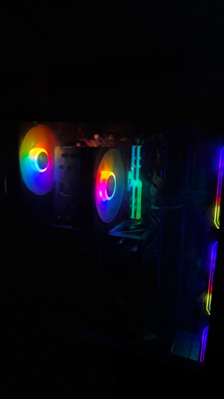 السلام عليكم
تجمعية pc للبيع كاملة 

المواصفات :
Intel CPU Core i5-14400F 
MB ASUS PRIME H610M-KARGB D4
G SKILL Trident Z RGB RGB DDR4 32GB (2x16GB) 3600MHz 
VGA PC CARD PNY RTX 4060 8GB OC XLR8 Dual Fan
PSU POWER SUPPLY DrakFlash Aigo AT650 - 650w 80 Bronze
TEAMGROUP MP41Q 1TB - 7400MB/s 1TB SSD M.2 NVME GEN 4
FAN CPU DEEPCOOL GAMMAX AG400 - PCI - Black
CASE ATX SAMA 331GB Black

اليو بي اس : ups GET 1000va Online | GXK- 1-1-1-CO (LCD 12v-9a *2) Online
الكيبورد :
KB PC Keyboard RedRagon K617 FIZZ 60% RGB

ماوس :
ATTACK SHARK X11 Wireless Gaming Mouse
بي مشكلة فقط بالبكرة مالته

الشاشة : 
GiGABYTE - fullhd-200hz

ملاحضة : كل الكراتين مال قطع موجودة 
الحاسبة نظيفة واستخدام قليل 

العنوان بغداد 
السعر : 1,450
رقم الهاتف :***********
