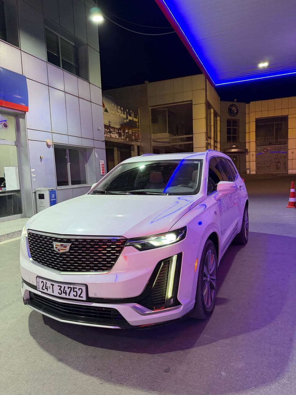 مەکینە و هێز: مەکینەیا 3.6-لتر V6 (یان 2.0-لتر Turbo)، گێڕێ خودکارێ 9-قۆناغی، و سیستەمێ چار تەگەرێن کارا (AWD).
 دیزاینا دەروەیی: گرلا ڕەش یا شێوازێ تۆرێ (Mesh Grille)، چراێن لێد (LED) یێن ڤێرتیکال، و لەحیمێن تایبەت ب فێرژنێ Sport.
 ناڤخۆ و جهێ روونشتنێ: سێ ڕیزێن کورسییان بۆ 6 یان 7 کەسان، و کورسیێن چەرم یێن ب سیستەمێ گەرمکرن و ساردکرنێ.
 تەکنەلۆژیا: شاشەیا لیمسی یا مەزن، سیستەمێ ئەپڵ کارپلی و ئەندرۆید ئۆتۆ، و سیستەمێ دەنگی یێ (Bose).
 سەلامەتی: سیستەمێن پاراستنا پێشکەفتى، پشککنینا نقطەیا کویر (Blind Spot Monitoring)، و کامێرایێن 360 پلەیی.
*********** دهوك, العراق

