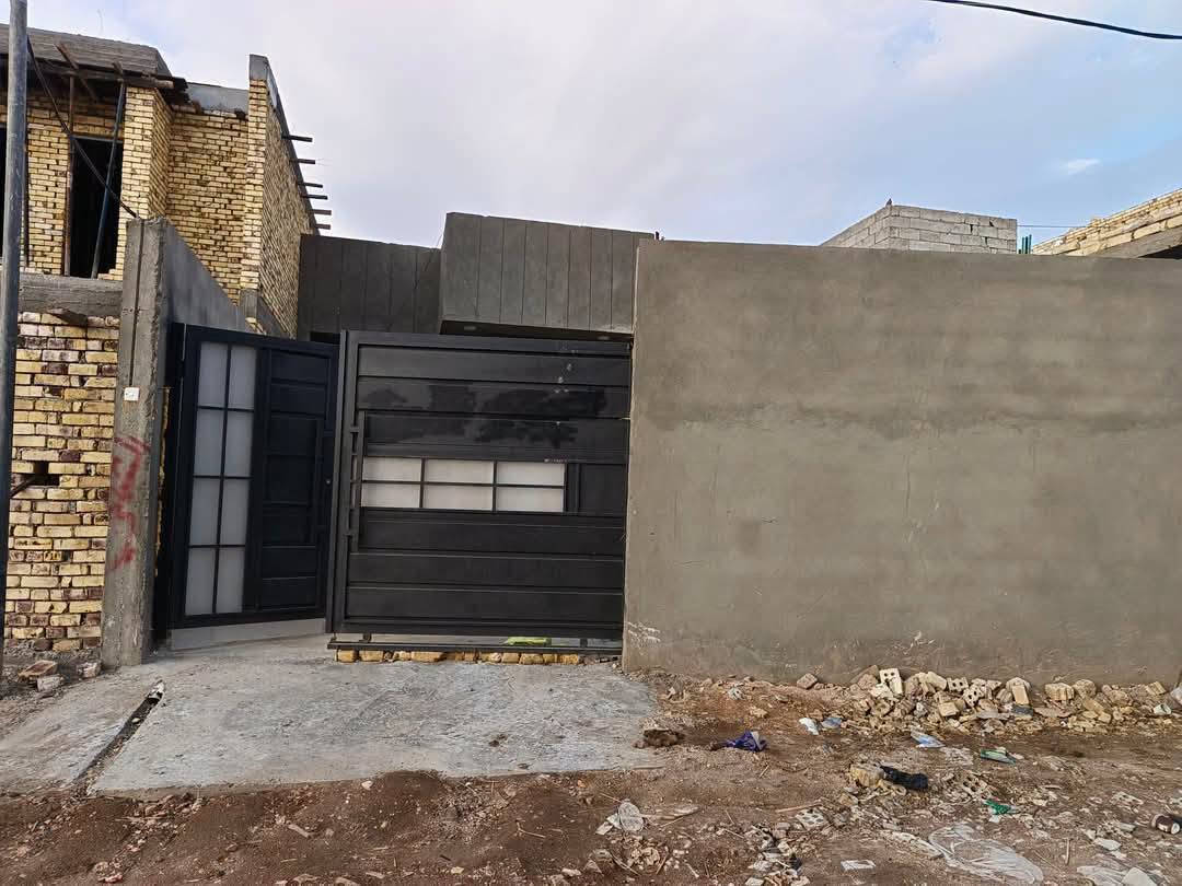 🔥 بيت للبيع بموقع مميز جداً في مجمع المدينة الملكية – أم طباشي 🔥

📍 بداية المجمع
🚗 يبعد عن الشارع الرئيسي أقل من 200 متر فقط

🏗️ بناء حديث كونكريت مسلح – أساس وسقف
📐 المساحة: 290 م²

🏠 يتكون من:
🛏️ غرفتين نوم
🛋️ استقبال
🛋️ صالة
🍳 مطبخ
🚿 صحيات داخلية وخارجية
🚗 كراج
🌳 حديقة بمساحة 100 م²

✨ موقع ممتاز + مساحة واسعة + بناء حديث

📩 للجادين والاستفسار عن السعر والتفاصيل، مراسلة الصفحة خاص او الاتصال على الرقم ***********
واتساب ***********
