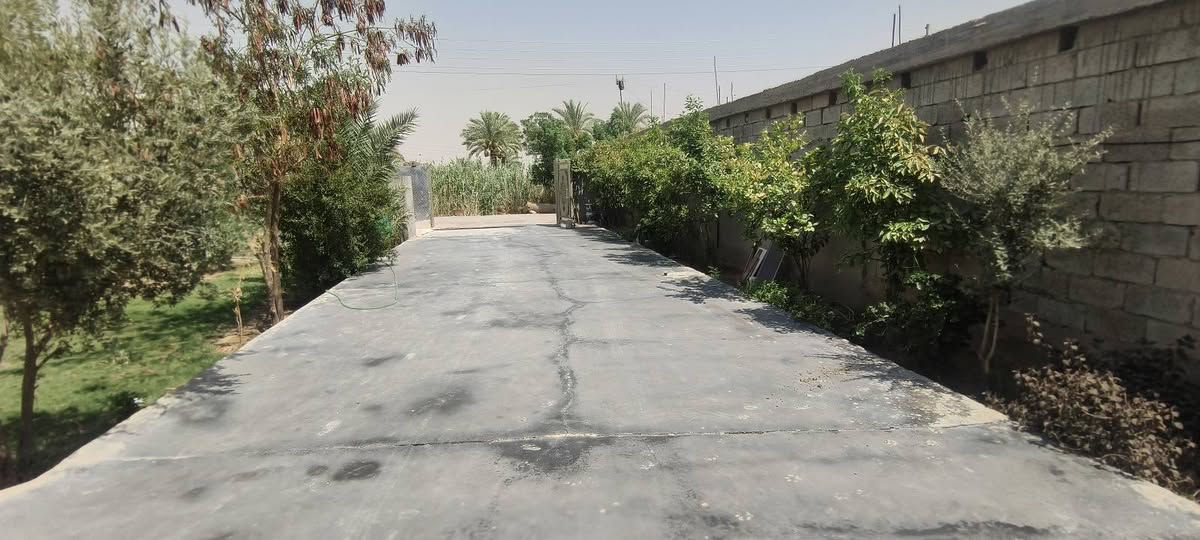 السلام عليكم يوجد دار للبيع مساحة نصف دونم كافه الخدمات كهرباء الماء مينقطع 
لبيت يحتوي على 3غرف نوم و صاله معه هول و استقبال 13 وحديقه كبيرة وكراج كبير بيت خير من الله مال عائلة كبيره ويوجد خلف لبيت ملحق صحيات ومطبخ ومخزن
الكائن موقعه بسمايه قريه عشرة داخل شارع قاعة الامام علي للمناسبات الاستفسار اكثر اتصل 
***********
