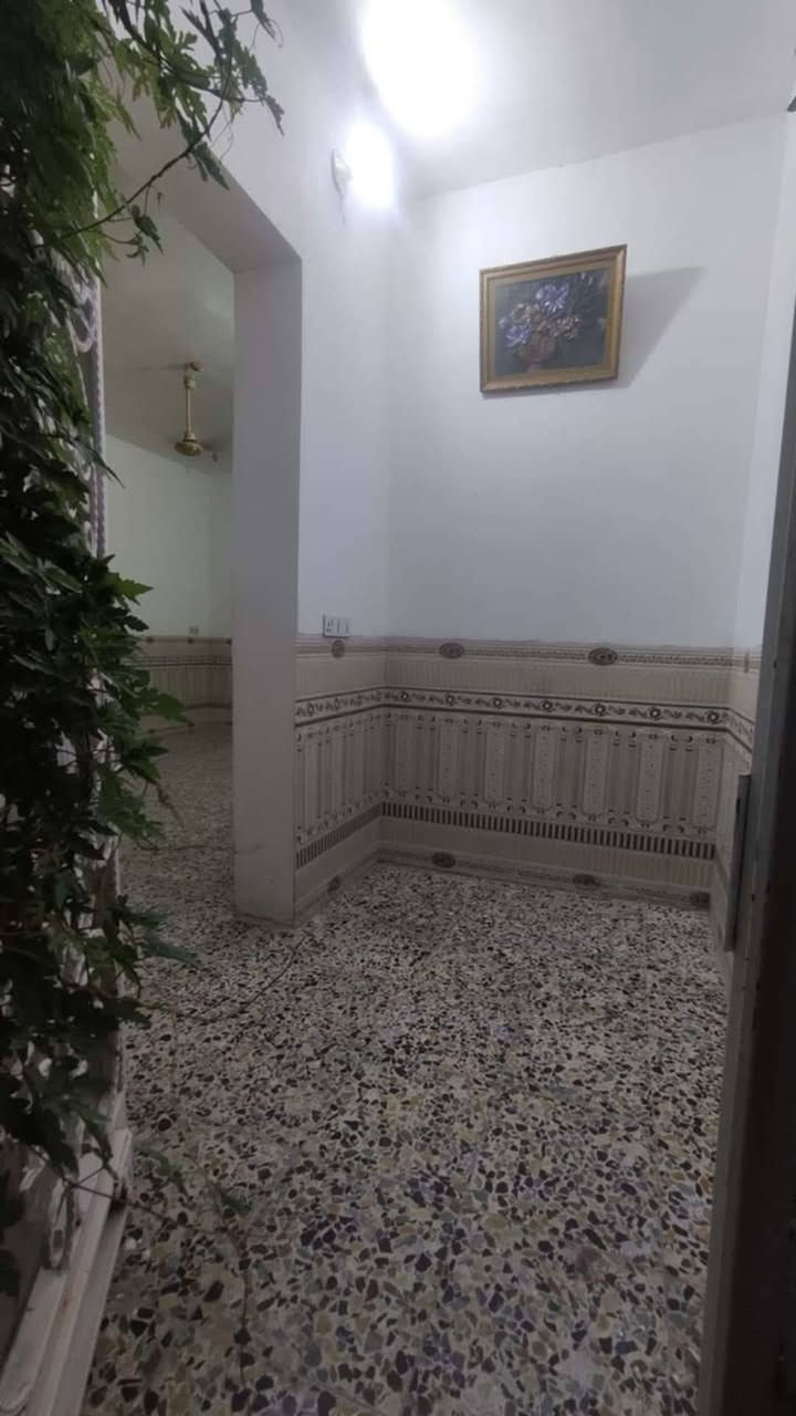 ت للبيع المساحة ٢٠٠ متر طابوا صرف
العنوان كربلاء الامن الداخلي مقابل مدرسة الندى قرب المركز الصحي 
أستقبال ٦×٤ 
غرفتين ٤×٤
صالة ١٠×٤ 
كراج ٦×٤ 
مطبخ ٥×٤ 
منور ٢ 
البناء حديث طابوق جمهوري  
صحيات داخلية وخارجية 
البناء بالقاط الاول غرفة ٥×٤ 
صاله ٨×٤ 
صحيات 
وسطح 
موقع البيت جيد جداً على ساحة وقربه عدد من المدارسة 
مجاري واصلة للبيت 
سعر لبيت ١٦٠ وبيه مجال 
للستفسار ***********
