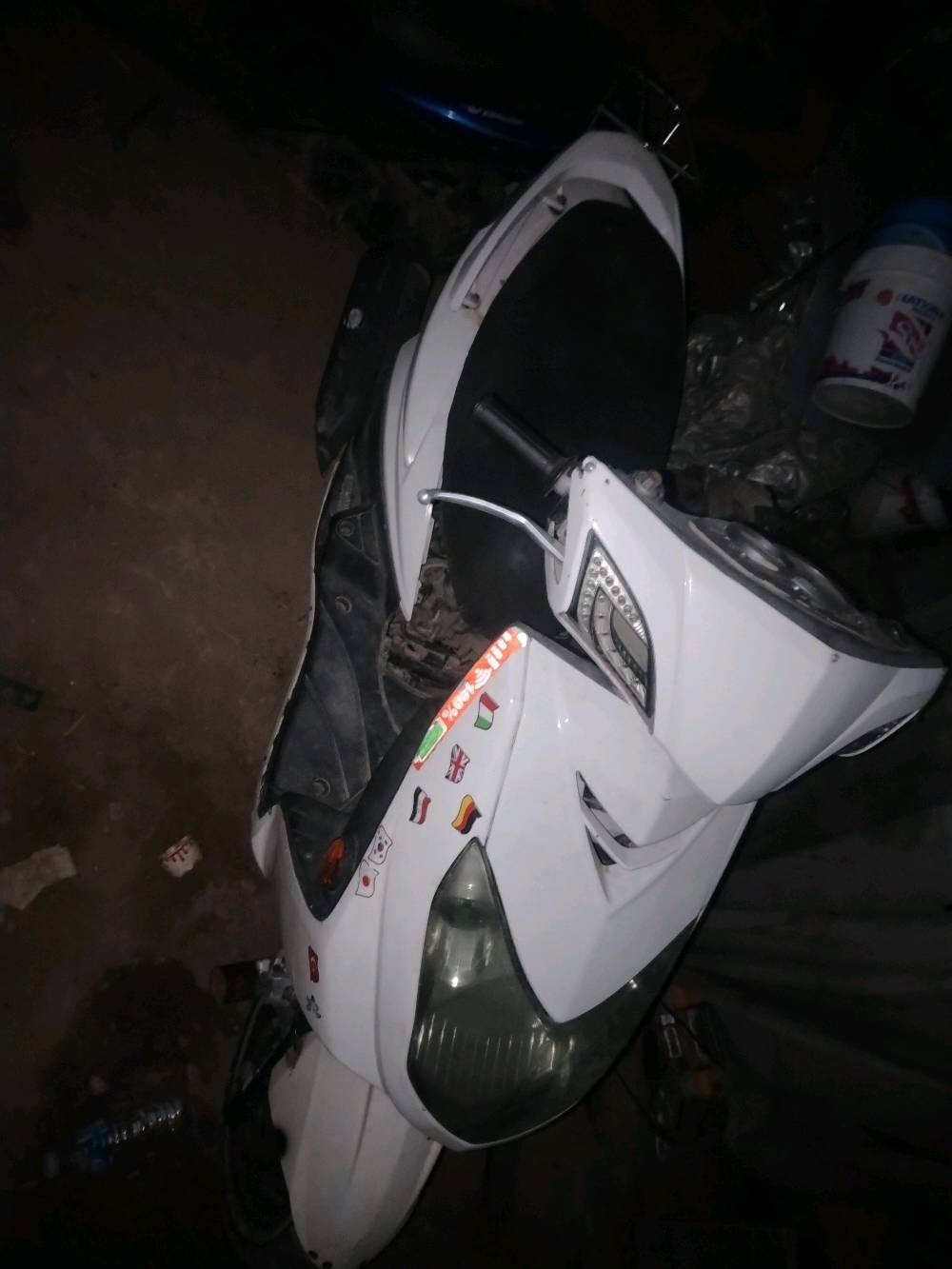 سكنس فحل نوزل مشكلتها من انزليها من لستاند لخلفي تطفه كهربائيات كاملة ومكينه ممفتوحه
شنو موديل السكنس بالضبط وسنة الصنع؟: 
سكنس فحل نوزل
وين مكانك بالضبط حتى المشتري يعرف يجيلك؟: 
الغزالية
الأوراق والسنويات كاملة لو بيها شي ناقص؟: 
منفيس
كم ماشية تقريباً، وبيها أي عيوب ثانية غير مشكلة الكهرباء من تنزلها من الستاند؟: 
لا ابد 