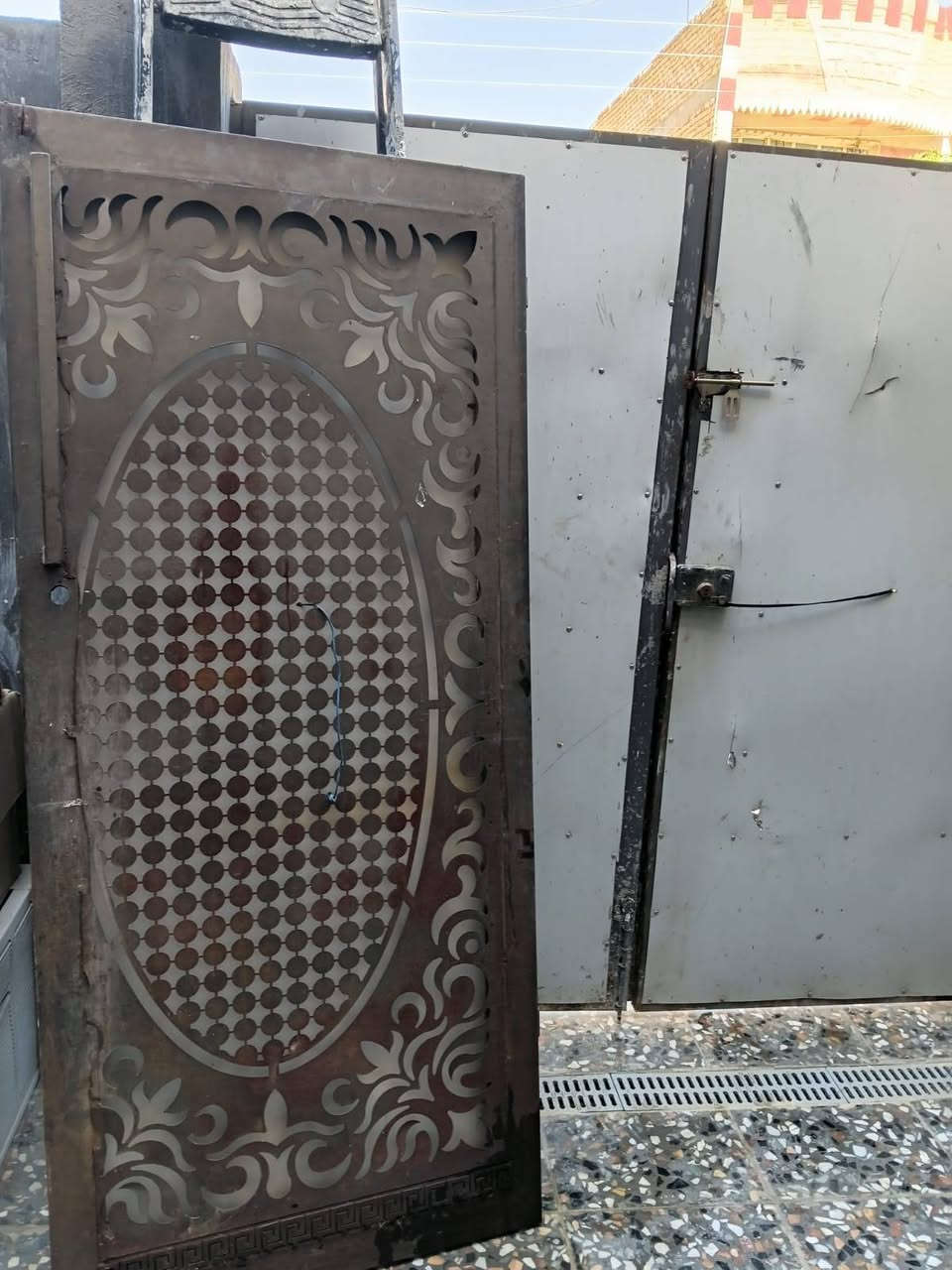 السلام عليكم كاشي للبيع كاشي موزايك اسليمانيه 40×40 خمس مترات 25 الف قفل كاشي نضيف ما مشلوع من كاع ابد نضيفف قفل 25 الف و باب حديد باب خارجيه طول مترتين و عرض 90 بدون جرجوبه السعر 75 قفل باب حديد اصلي و ثكيله مال خارجي مال سياج 
للاستفسار تواصل خاص واتساب ***********
