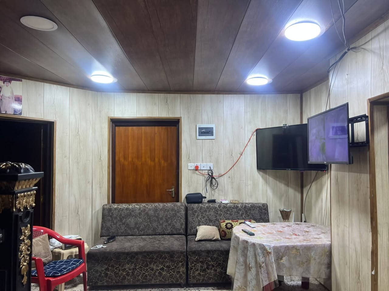السلام عليكم ورحمه الله وبركاته بيت للبيع المساحه
٢٠٠ متر الموقع حي العروبه يتكون البيت من استقبال
+ صاله + غرفه +حمام داخلي + غرفه مع صحيات
علما ان البيت بالقرب من شارع ام وليد الاستفسار 
على الواتس ***********
