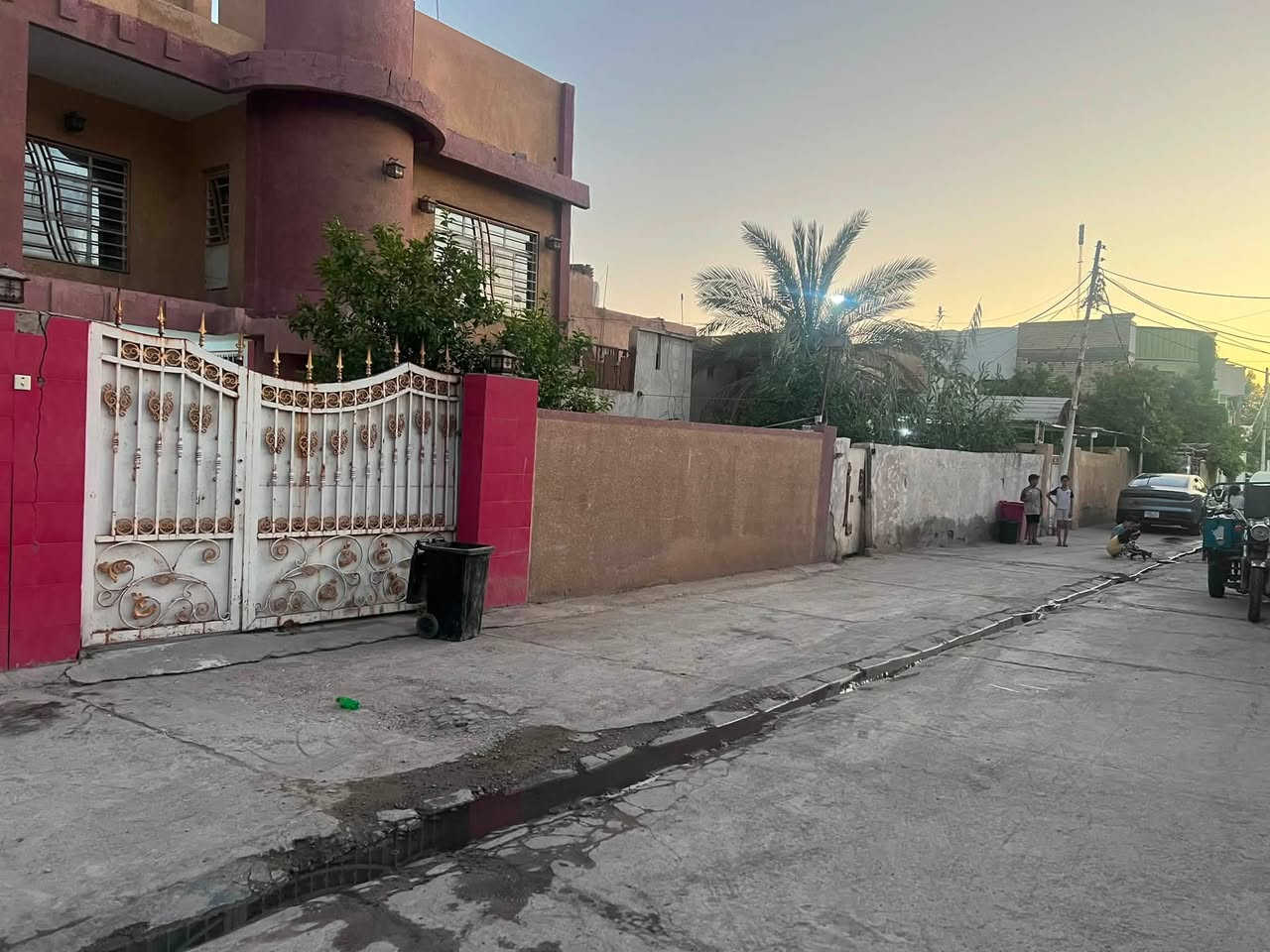 السلام عليكم  
طابو صرف     طابو صرف 
يتوفر دار سكني طابو صرف مساحته 200م يحتوي على طابقين  خمسة غرف نوم وصالة واستقبال ومطبخ ومجموعة صحية داخلية وخارجية ًوطارمة وحديقة موقعه في المسيب / حي المعلمين الاولى خلف المصرف الزراعي وجه سكة الحديد  بناء قديم ومرمم حديثا  السعر المطلوب للبيع 210 مليون قابل للتفاوض للأستفسار الأتصال برقم *********** او مراسلة الصفحة
