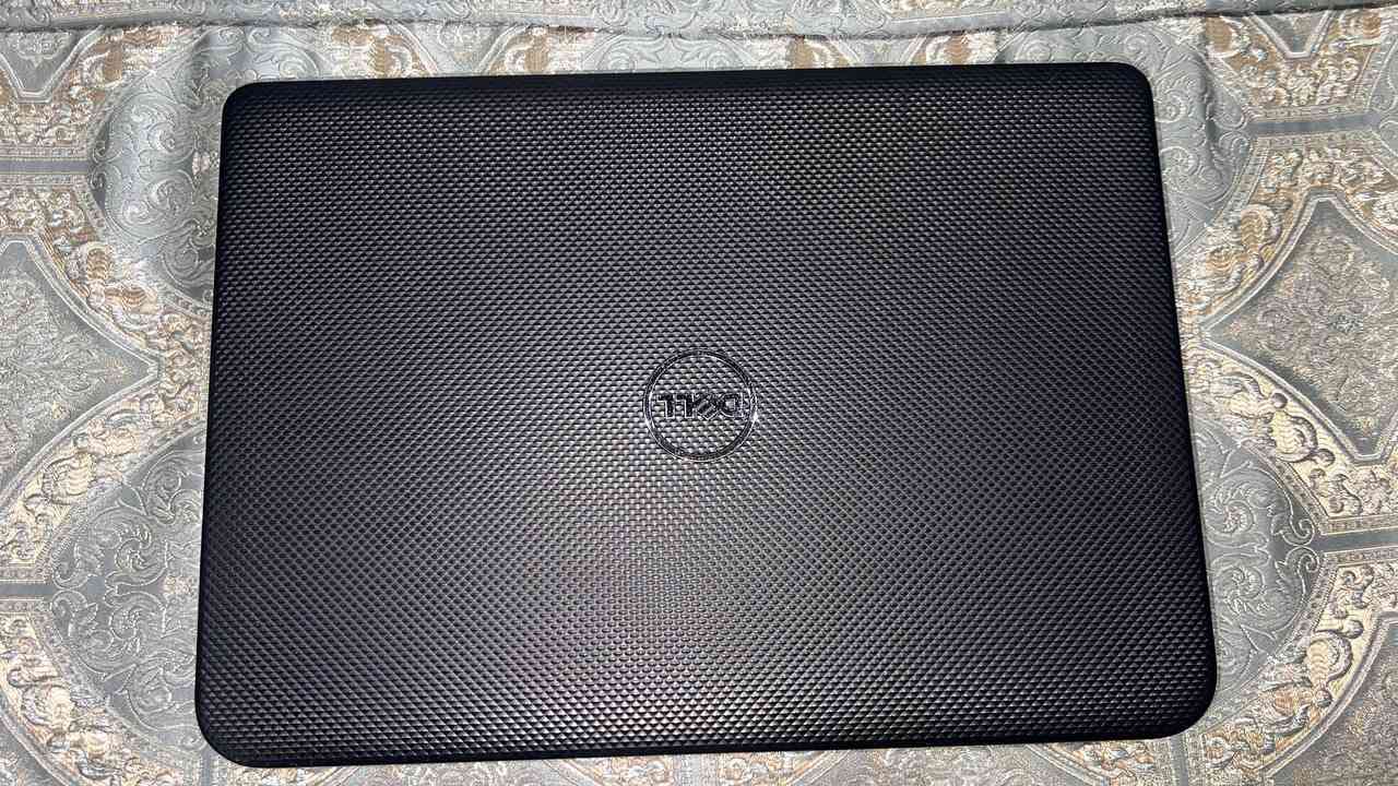 للبيع لابتوب ديل (Dell) بحالة ممتازة جدا لا يحتوي على اي كسر او عيوب، سريع ولا يحتوي على بطئ. 💻✨👇🏼👇🏼
​
​جهاز عملي جداً ومفيد للاستخدام اليومي، مخصص للطلاب والدراسة، وللي يشتغلون على برامج الأوفيس (Word, PowerPoint, Excel) وإدارة الأعمال والشغل الإداري، بالإضافة إلى التصفح والبحوث + يحتوي على كامرة + بطارية جديدة و كاملة. 

​📋 المواصفات:
​💻 المعالج (CPU): [Intel Celeron 1007U ]
​⚡ الرام (RAM): [2GB قابل للزيادة]
​💽 التخزين: هارد فائق السرعة يضمنلك استجابة فورية وبدون أي تعليق [SSD]
​🪟 النظام: ويندوز 10 جاهز ومحدث
​🔌 الملحقات: الشاحن الأصلي الخاص بالجهاز
​🎁 هدايا ويا الجهاز:
​ماوس + ماوس باد هدية مجانية ويا اللابتوب 🖱️🎁
​📍 المكان: بغداد البنوك. 
💰 السعر:[115 فقط و بي مجال] 
📩 للتواصل أو الاستفسار: ***********
