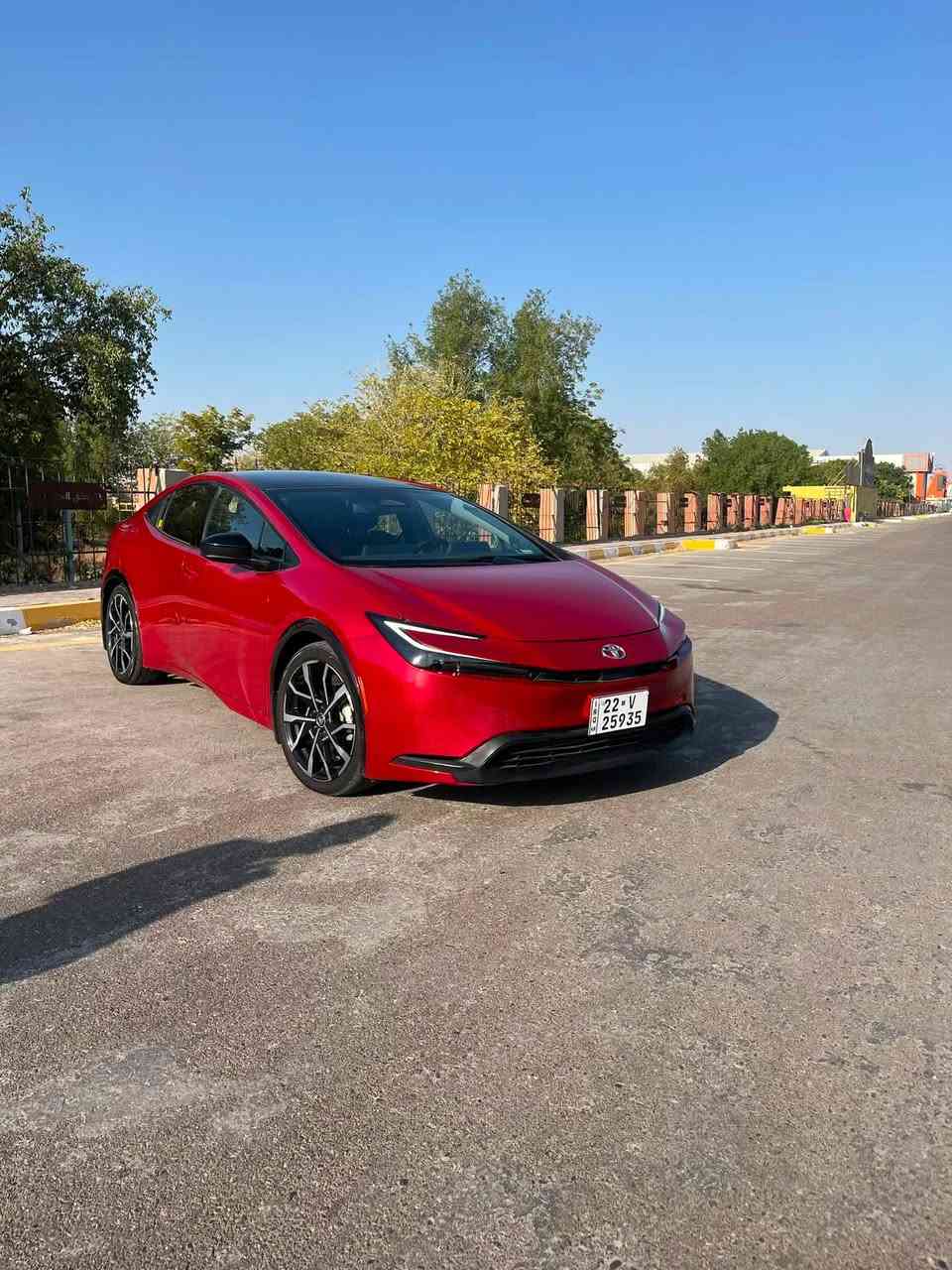 للبيع فقط ماروس بس الشراي يدخل  Prius Prime XSE 2024
سيارة جديدة بحاله الوكالة 

* المحرك: 2.0 لتر، 4 سلندر هايبرد.
* القوة الإجمالية: 220 حصان.
* القير: ECVT.
* الدفع: أمامي FWD.
* التسارع 0–60 ميل: حوالي 6.6 ثوانٍ.
* البطارية: ليثيوم-أيون 13.6 kWh.
* المدى الكهربائي: حوالي 39 ميل / 63 كم في XSE.
* استهلاك الوقود في وضع الهايبرد: حوالي 52 MPG مجمع بحسب مواصفات السوق الأمريكي. 
* الجنوط: ألمنيوم 19 إنش.
* المقاعد: SofTex، والمقعد الأمامي للسائق كهربائي 8 اتجاهات ومدفأ.
* الشاشة: شاشة 8 إنش قياسية، و12.3 إنش متاحة حسب التجهيز.
* Apple CarPlay وAndroid Auto: لاسلكي.
* الشحن اللاسلكي للهاتف: متوفر قياسيًا في XSE.
* مساعدة الركن الأمامي والخلفي مع كبح تلقائي: قياسية.
* السقف الزجاجي الثابت: متاح.
* نظام JBL وشاشة 12.3 إنش: قياسية في XSE Premium وليست XSE العادية.
* ⁠
الحادث باب ودعاميه حادثها جدا خفيف 
ماشية ١١ الف كيلو 
مكان السيارة الانبار الفلوجة 
 للاستفسار ***********
