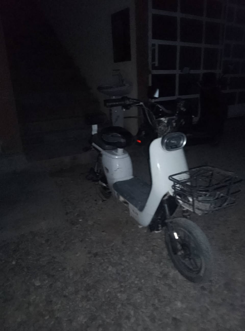 سلام عليكم عندي باسكل شحن محتاج بطاريات وشاحنه جديده كهرباءيات جديده دبل شاير بك خلفي ولايت امامي جدد السعر 50الف***********
