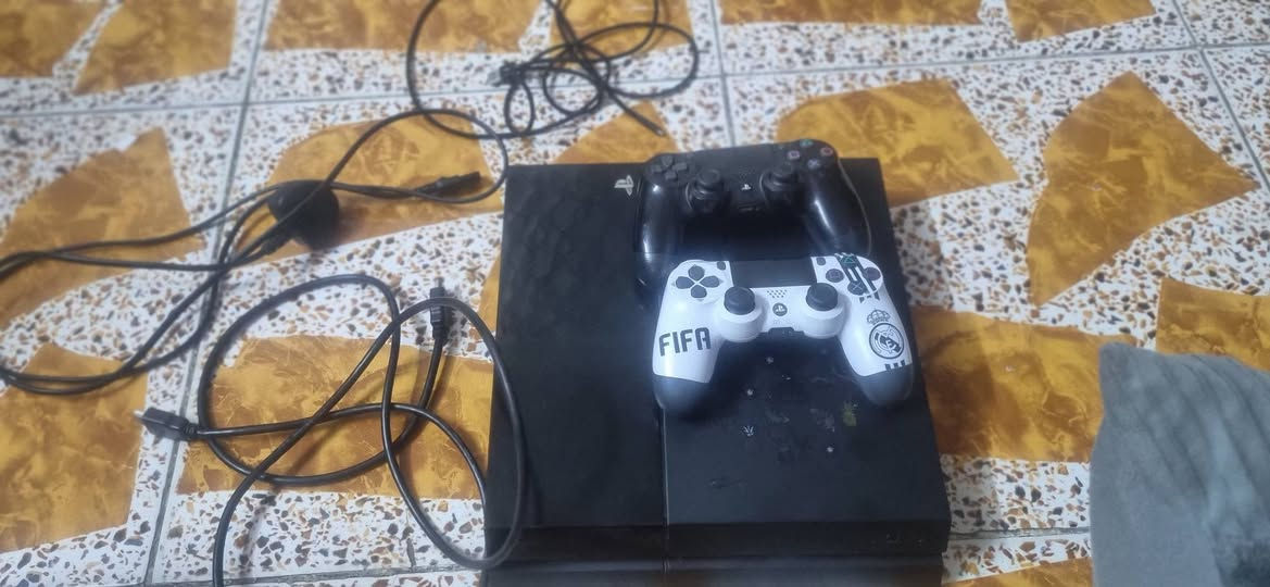 السلام عليكم 
بلي 4 فات مهكر نظام 9
مع جوستكين نظيفات وكيبل شحن جوستكات طويل 
ذاكرة 500
السعر 230 قفل 
مكان بغداد البياع تقاطع درويش 
للتواصل واتساب فقط فقط ***********
