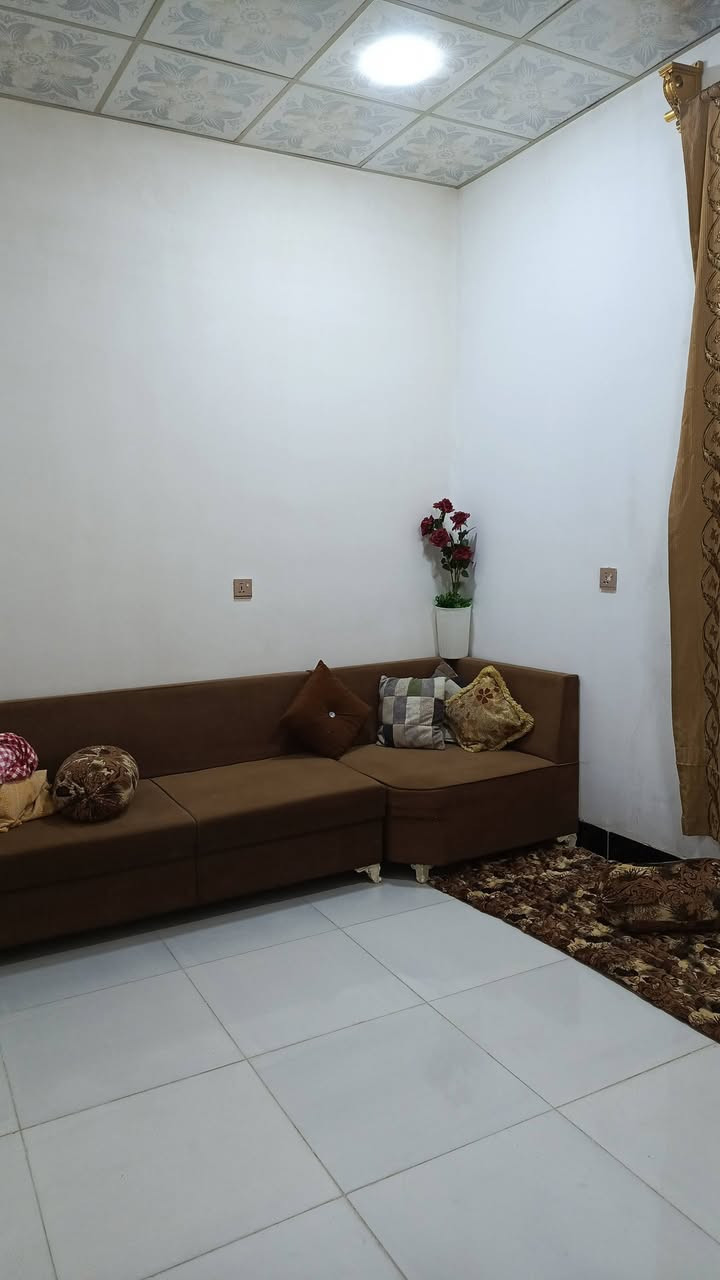 السلام وعليكم البيت للبيع طابو صرف حي النصر شارع الوسط قرب مول النصر مساحه  125م واجه 5 البيت كامل بناء جديد بيه 3 غرف واستقبال ومطبخ وصحيات داخليه و خارجيه  الواصل ///*********** //@@
