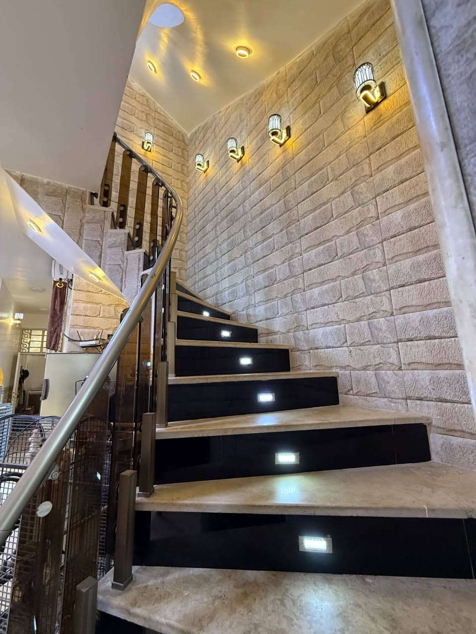 بيت منطقه المكرمه بل ٩٠٠٠ مساحه ١٢٥ متر طابقين صب كونكريت ٣ غرف بي سعره ب١٩٠ وبي مجال مستعجل للاستفسار ***********
