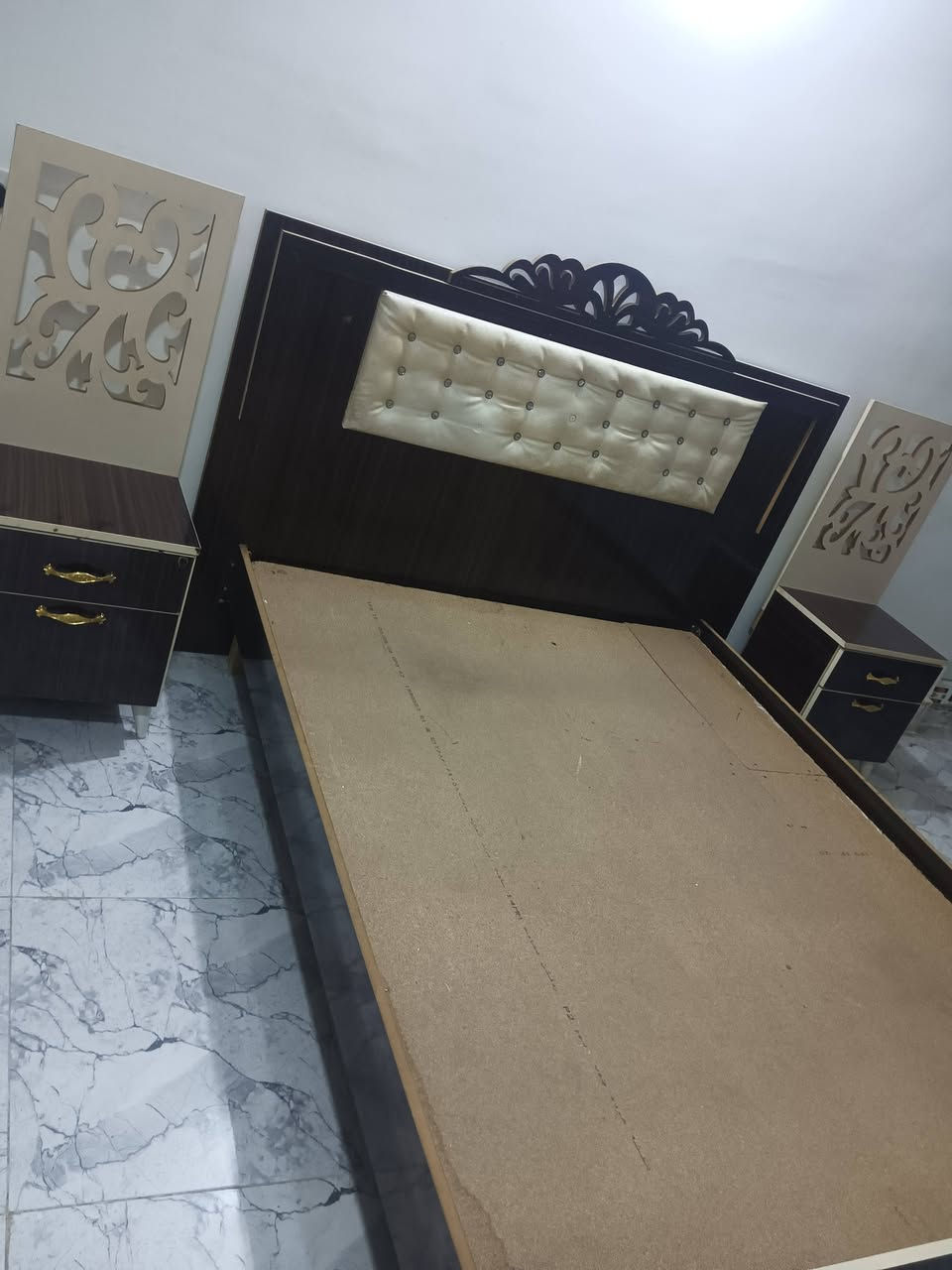 السلام عليكم
غرفة نوم للبيع بعدها جديده ونظيفه 
6 قطع + صوميا 
كنتور 4 ابواب 
زاويا قلاب مرايا 
السعر 225 وبيها مجال 
للاستفسار ***********
كركوك حي العسكري
