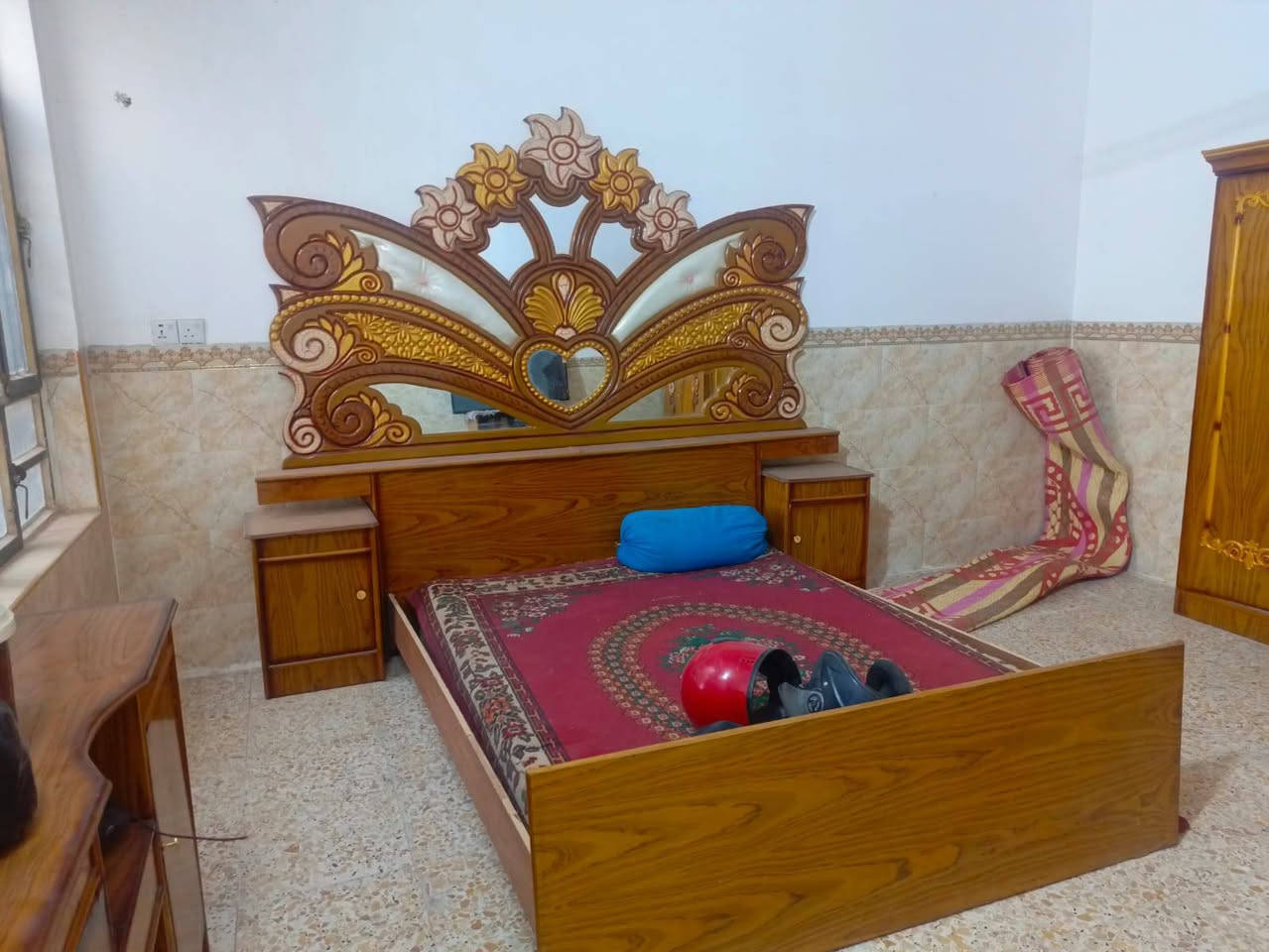 سلام عليكم غرفه البيع جديده ما مستخدمينه سعره ٧٥٠ وبيه مجال مكان الحسينيه ***********
