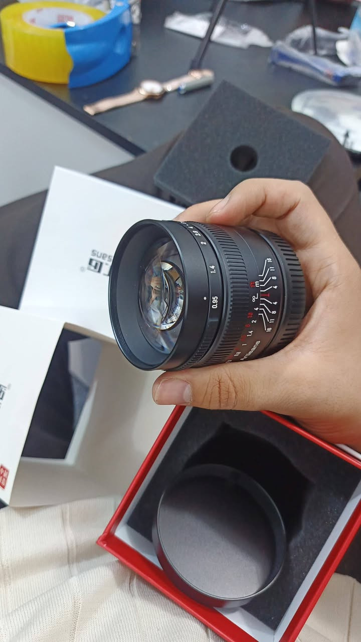 للحجز على الخاص او واتساب ***********
عدسة 7Artisans 50mm f/0.95 متوفرة بعدة خيارات من المنافذ (Mounts)، وتعمل بتوافق ممتاز (تغطية كاملة للمستشعر بدون اقتصاص) على الكاميرات التالية: 
Sony E-Mountكاميرات سوني APS-C: a6700, a6600, a6500, a6400, a6300, a6100, a6000, FX30, ZV-E10.
Fujifilm X-Mountسلسلة فوجي فيلم: X-T5, X-T4, X-T3, X-T30 II, X-H2, X-H2S, X-S20, X-S10, X-E4.
Canon RF / EOS-M• Canon RF (APS-C): EOS R7, EOS R10, EOS R50, EOS R100.
• Canon EOS M: EOS M50, M50 Mark II, M6 Mark II, M200.

