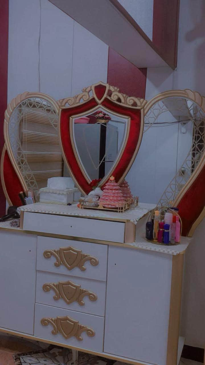 السلام عليكم غرفه نوم البيع مستخدمه نضيفه نوعها تركيا صبغها حراري لمعه وتجي وشوف بعينك كامله مابيها نقص سعرها٦٥٠ عنوان بصره قبله ***********
