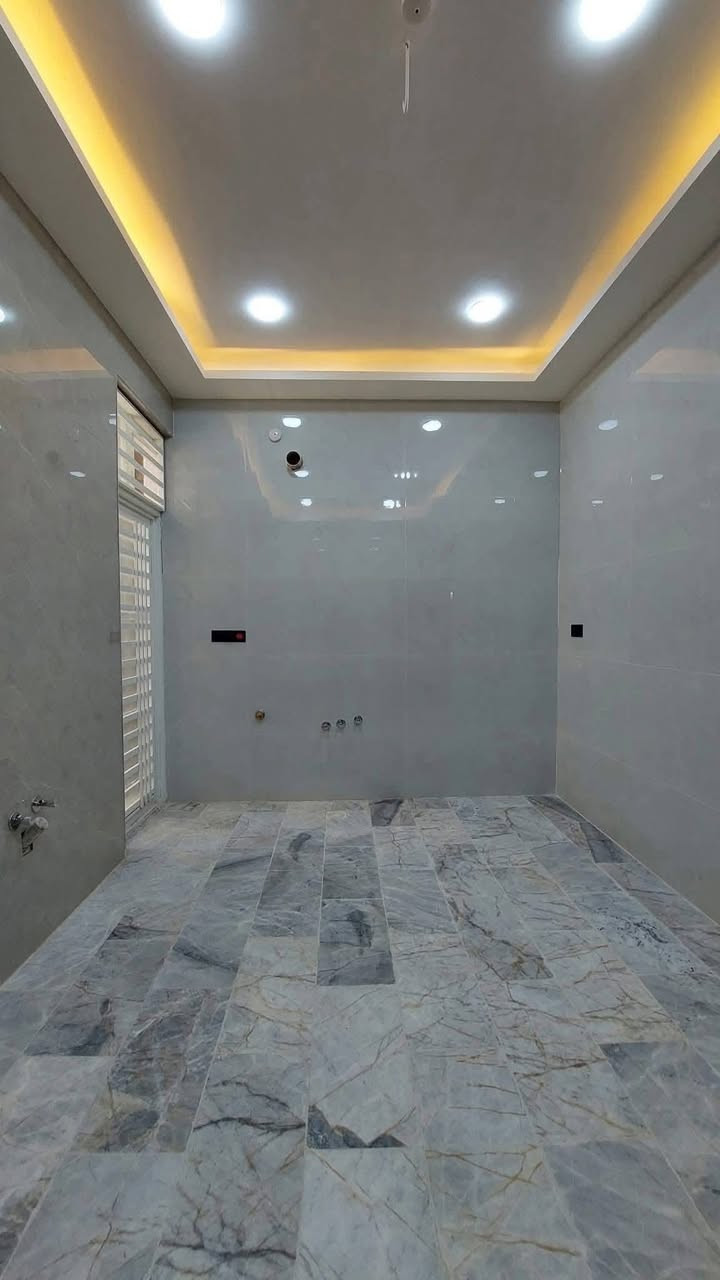 بيت ١٠٠متر طابق ونصف كونكريت بناء حديث قطاع ٧٣شارع ١٠متر خلف حلويات بابا روم السعر ١٧٥مليون مع المجال او مراوس بعقار اخر للاستفسار الكوفي للوساطة العقاريه ***********
