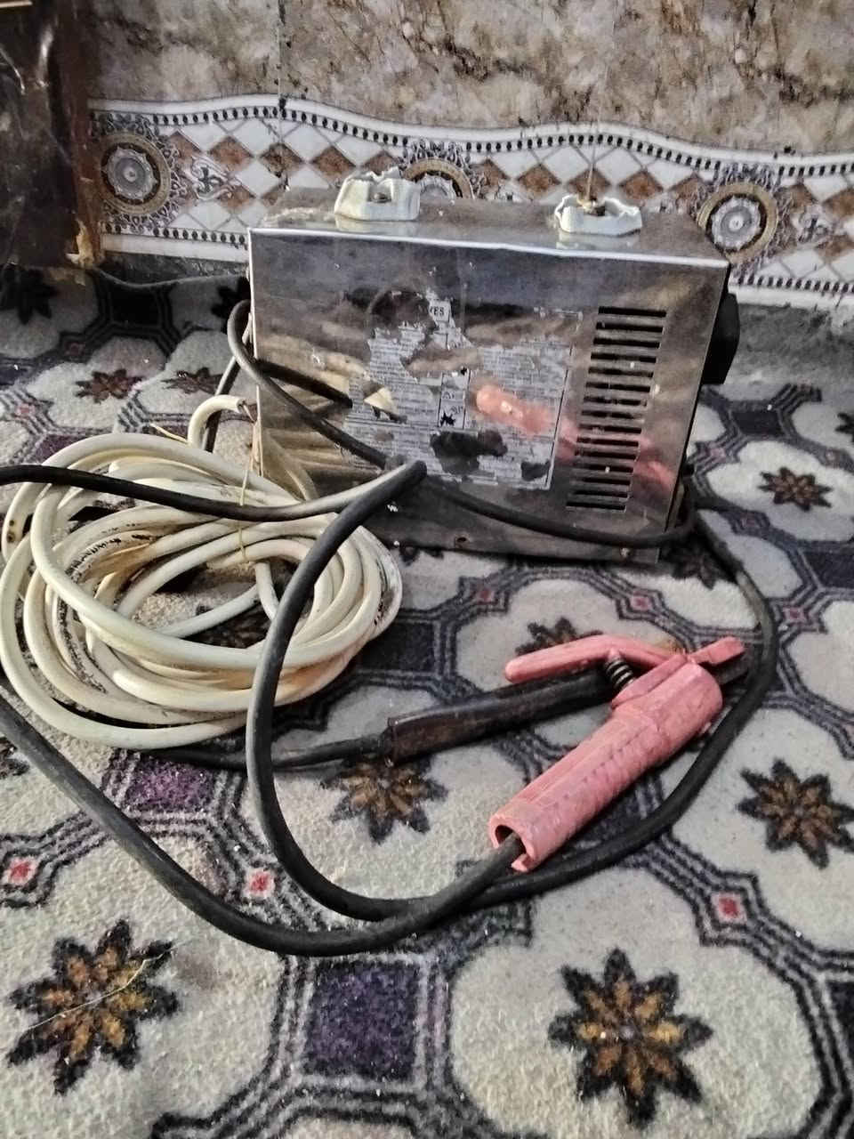 السلام عليكم مكينة لحيم للبيع شغالة ونضيفة مكان بغداد الامين *********** سعر 55 الف توصيل ماكو
