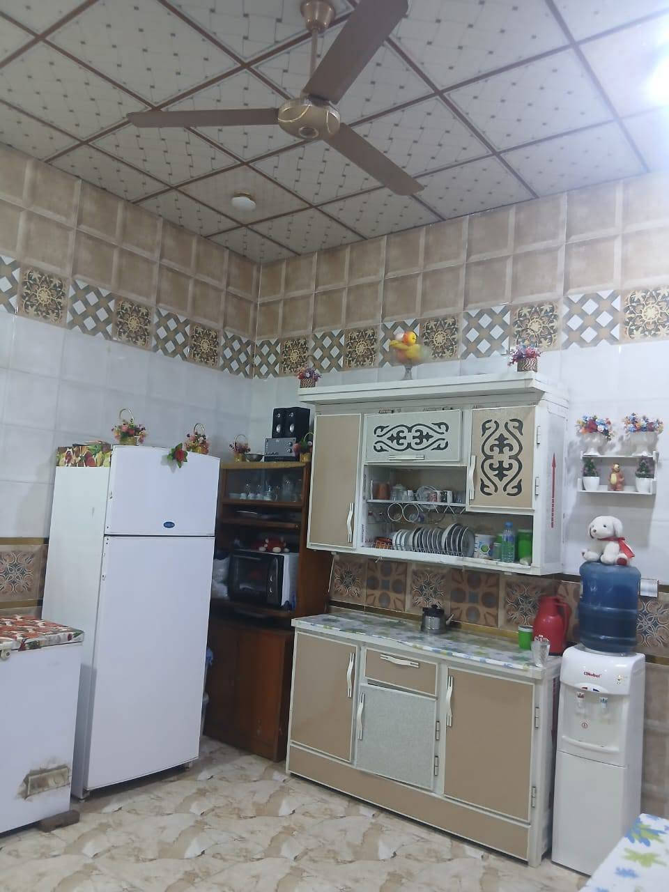 جامع وحسينيه البهادريه مساحه البيت الكامله 240متر واجها 9في 26 يحتوي البيت على 4غرف منام وصحيات داخليه وخارجيه وديوان منعزل وحمام ومطبخ بناء سنه 2023 البيت كامل سعر175وبي مجال الاتصال على الرقم ***********

