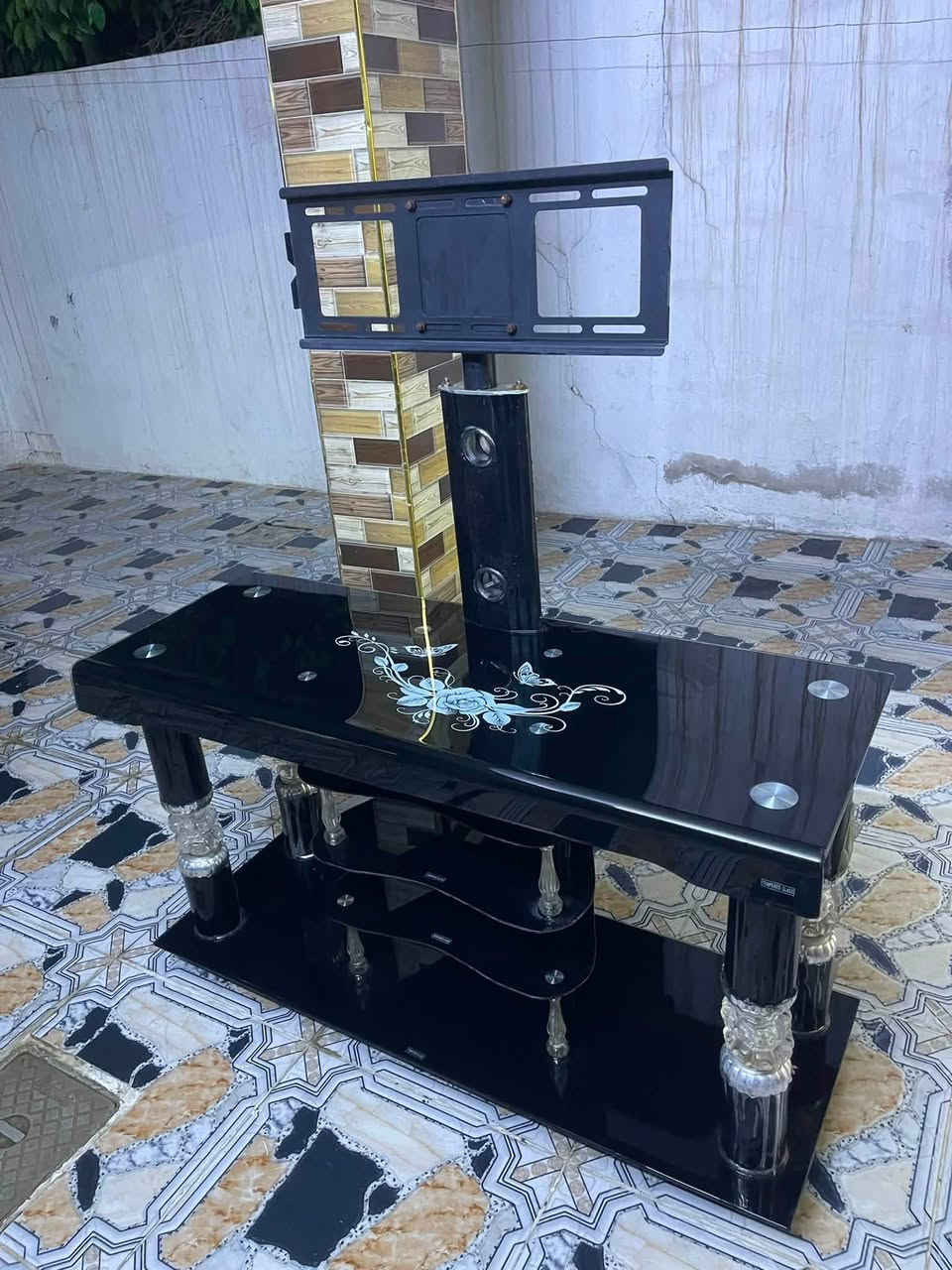 ميز بلازمه للبيع اخو جديد نضافه مثل ماموضح بصوره سعر 25وبي مجال متواجد ***********
