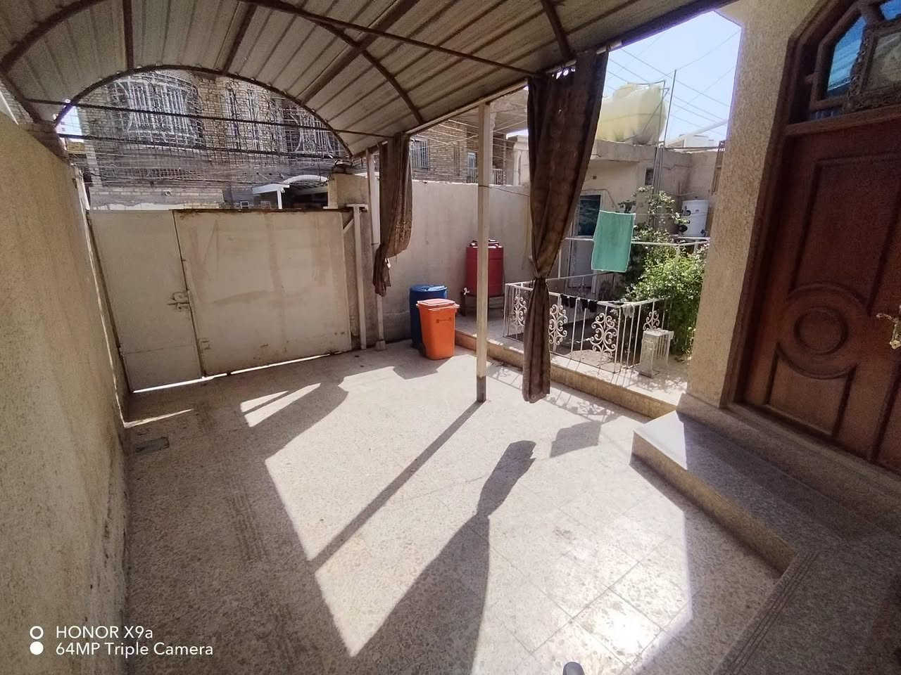 منزل للبيع في حي الخضراء – المربع الأول
​فرصة ممتازة لتملك منزل بموقع حيوي وقريب من جميع الخدمات الأساسية.
​الموقع: حي الخضراء / المربع الأول / فرع صمون الأنوار (البيت المجاور للركن من جهة المدرسة).
​المساحة: 200 متر مربع.
​الخدمات المجاورة:
​مدارس متوفرة (ابتدائية ومتوسطة – بنين وبنات).
​مركز صحي قريب.
​السعر: 260 مليون دينار (قابل للتفاوض البسيط).
​للتواصل والاستفسار واتساب ***********

نص مكتوب في الصور:
- HONOR X9a
- 64MP Triple Camera
- AI HONOR X9a
