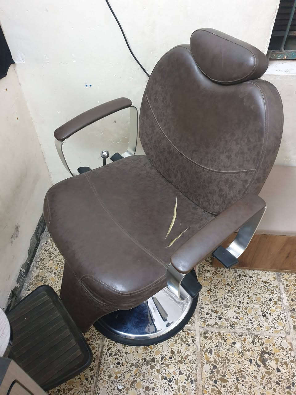 سلام عليكم كرسي جديد ما مستخدم بس مشكوك سعره ١٣٠ وبي مجال ***********
