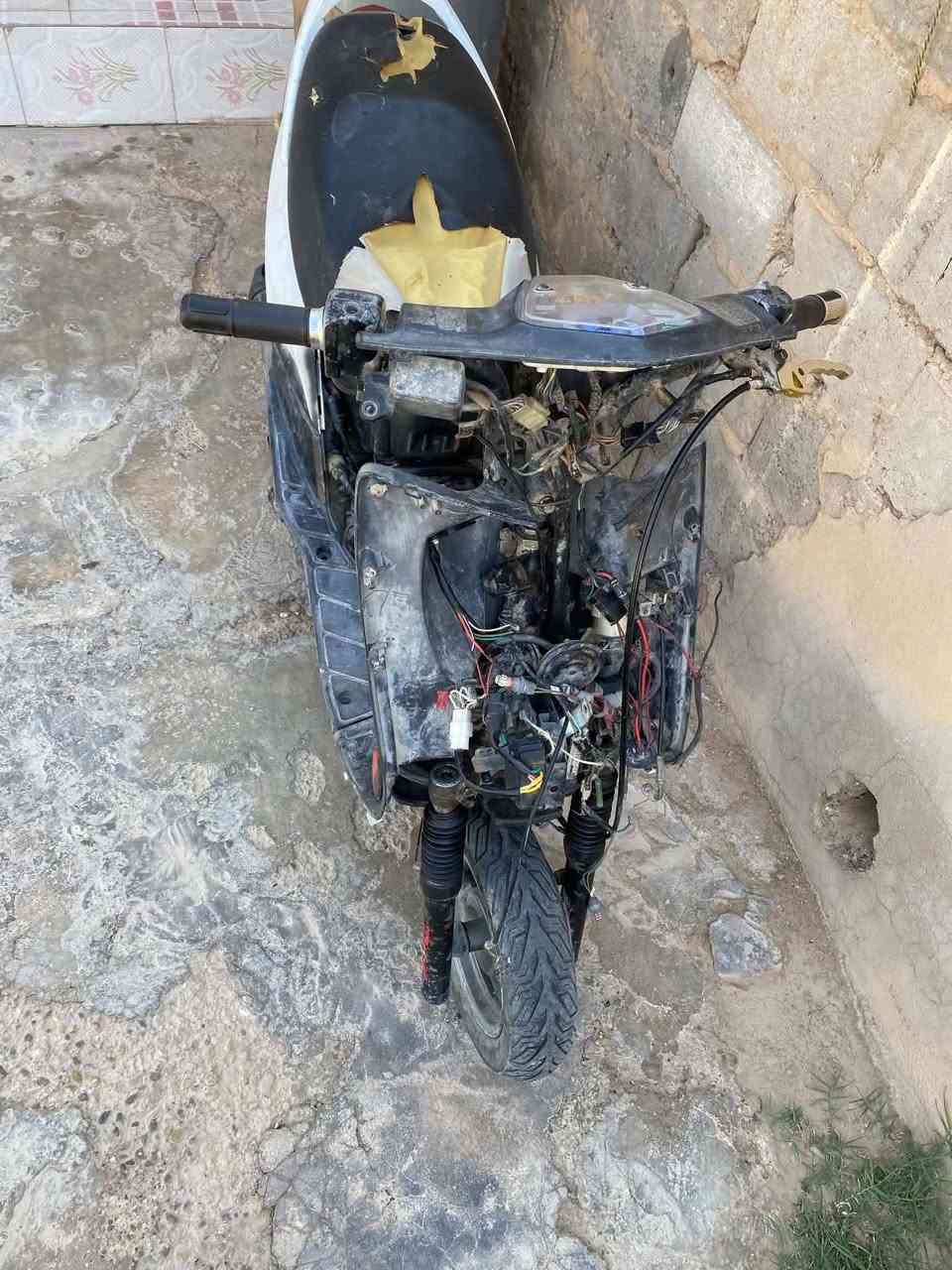 السلام عليكم 
دراجه كايمكو رايسنك صاير بيه حادث والماشه مطعوجه 
دراجه شغاله بس يحتاجله تعديل ماشه وكلجات فقط كفرات كامله كهربائيات كامله كلشي كامل فقط تعديل ماشه وكلجات كلشي شغال بيه 
حط سعر وتعال اخذه او مراوس بجهاز او مراوس بدراجه 
متواجد خاص
ه‍***********
مكاني حصيبه الشرقيه مخازن تبريد بتيته
