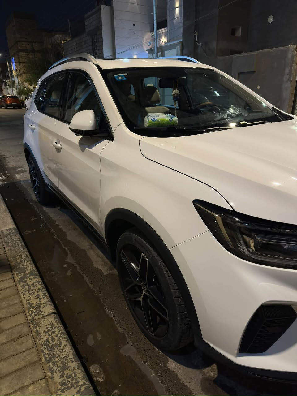 للبيع MG RX5 موديل 2023
• الموديل: 2023
• اللون: أبيض
• الفئة: SUV (كروس أوفر مدمجة - 5 مقاعد)
• المحرك: 1.5L تيربو (4 سلندر / 171 حصان)
• كير: أوتوماتيك دبل كلتش (DCT) من 7 سرعات
التجهيزات والمواصفات:
• الإضاءة: مصابيح LED أمامي وخلفي كامل + إضاءة نهارية LED (DRL)
• المقاعد: مقاعد جلد بتصميم رياضي (تحكم كهربائي لمقعد السائق)
• التحكم والدخول: دخول ذكي بدون مفتاح (بصمة أبواب) + تشغيل بصمة
• الزجاج والنوافذ: زجاج كهربائي بالكامل مع خاصية الفتح/الإغلاق بلمسة واحدة
• الأمان والسلامة:
 وسائد هوائية (أكياس هوائية)
 نظام فرامل ABS + نظام الثبات الإلكتروني (ESP)
 سنترلوك (قفل مركزي تلقائي مع الحركة)
• الراحة والمقصورة:
 فتحات تكييف خلفية + منافذ شحن USB
 شاشة لمس مع دعم Apple CarPlay / Android Auto
• المسافة المقطوعة (8200)
• حالة السيارة: [سليمة / مكفولة من الصبغ والحوادث]
• المكان: البصرة
• السعر: [ 23 مليون ]
• للتواصل والاستفسار: [***********]
