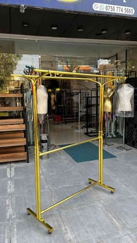 ستاند ذهبي متوفر الان وتساب 07824472275  نص مكتوب في الصور: - 0750 774...