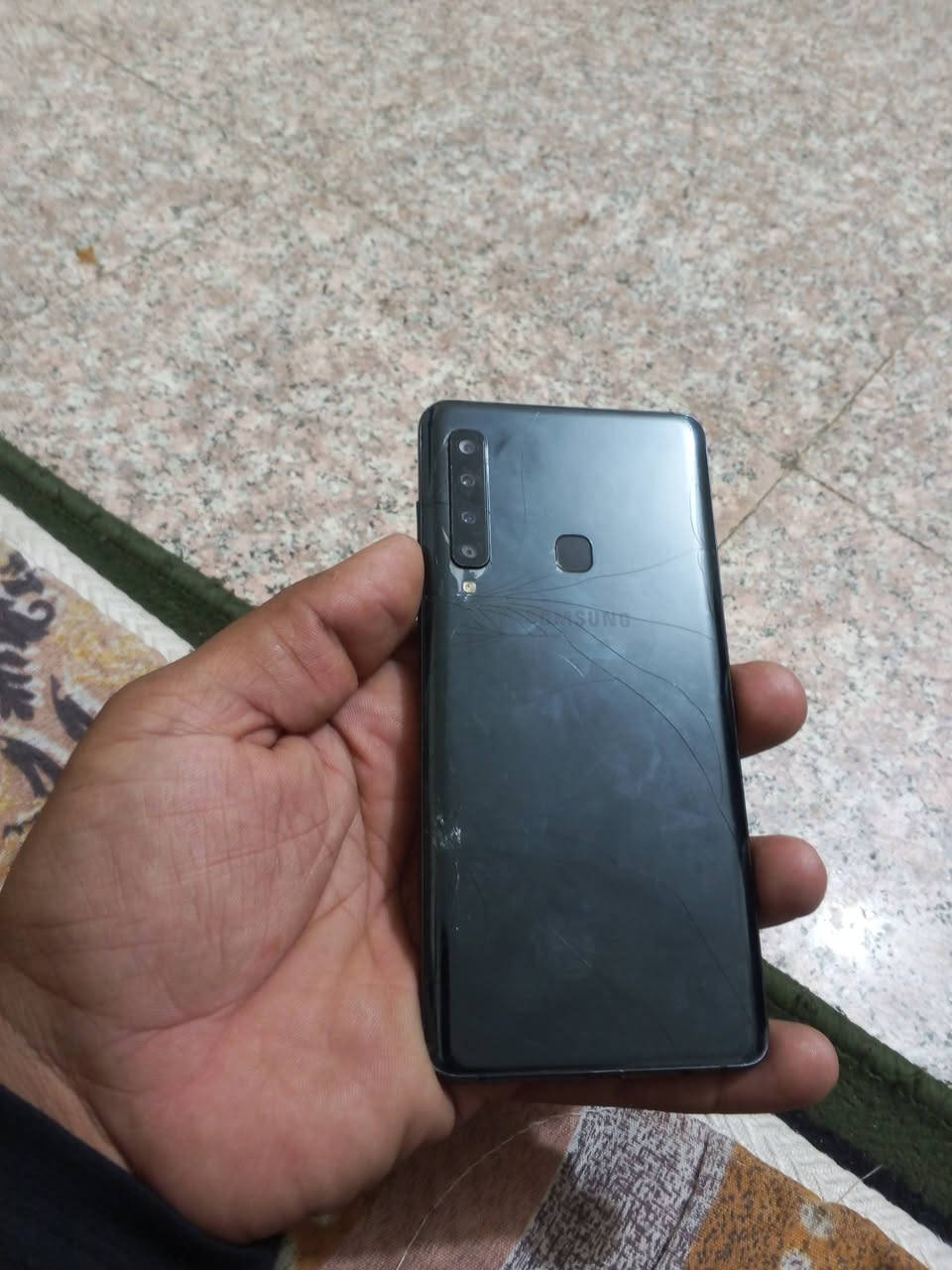موبايل سامسونج جالكسي Galaxy A9 للبيع العنوان بغداد كماليه شارع نهايه السبعين و50 وبي مجال متواجد واتساب *********** هل موجود قدامك بي فطر بالشاشه وبالظهر
