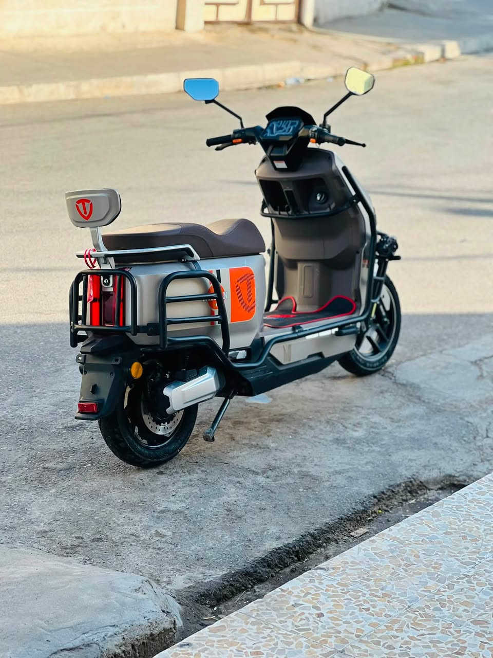 ✨ دراجة الريان – وحش الكون Vip
🚴‍♂️ من الصانع العملاق TAILG العالمية vip 

🔰 المواصفا:

🛞 ملف 2000 حقيقي

🔋 6 بطاريات كرافين كاربون جل كولد – 35 أمبير ⚡ 72 فولت

🚀 سرعة حقيقية 80 كم/س بتحكم 3 سرع

📏 مسافة مقطوعة بالشحنة الواحدة: 70 – 90 كم (حسب الاستخدام والسرعة والوزن المحمول)

♻️ ميزة إعادة شحن البطارية عند استخدام البريك

🔄 نظام الرجوع للخلف R

🛑 بريك هايدروليك دسك بكفاءة عالية

🌀 دبلات هايدروليك أمامي وخلفي – راحة ونعومة على الطرق

📺 شاشة رقمية لعرض المعلومات والسرعة

🔑 بصمة عدد 2 + تشغيل عن بعد

🚨 جهاز إنذار ضد السرقة

💺 كشن سياحي مريح لشخصين

📦 مساحة تخزين واسعة تحت الكشن

🔌 منفذ شحن UPS للموبايل

💡 لد لايت أمامي عالي الوضوح + رماش عالي/واطي

🔴 بك لايت لد بتصميم مميز

🌟 لد أمامي وجانبي نهاري/ليلي عصري

🚦 إشارة رباعية لزيادة الأمان

🦾 استاند عدد 2 (وسطي + جانبي

( ألون بيجي مميز )

(السعر مليون و 300 وبي مجال قليل مو شراي لا تراسل )

***********
