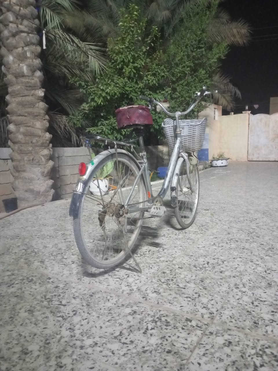 سلام عليكم
شباب بايسكل حجم 26 نضيف مابي اي شي  

 بايسكل نضيف او تايرات او جوب جدد او بي سلة او ابريك فقط امامي ول خلفي بس سيم         

                     (مكاني ديالى ــ الخالص)  

السعر 40 اوبي مجال حك الجية 

رقم الهاتف /(***********)
                   (***********)
