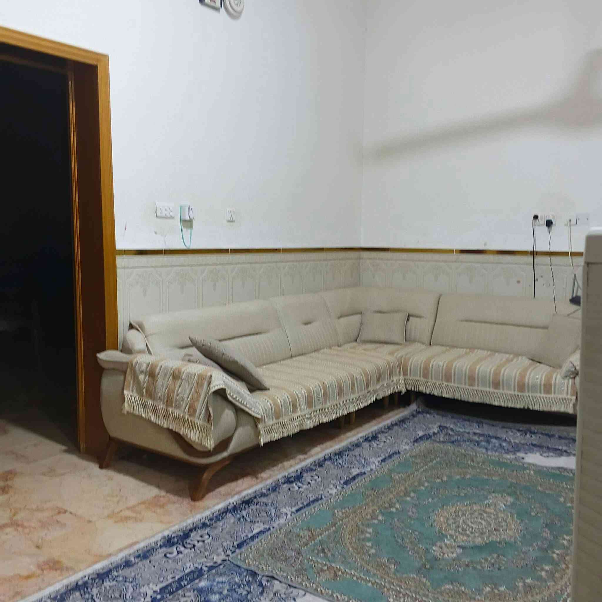للبيع بيت ملك صرف مساحة 200 متر بل 36 طابق واحد  غرفتين وحده نظام سويت وحمامات داخليه وخارجيه والارضيه مرمر بناء 2020 مطبخ حار وبارد وصاله  واستقبال مطلوب 20 مليون للاسكان  التسديد 170 قرب مدرسة نون والقلم  مراسله على خاص
